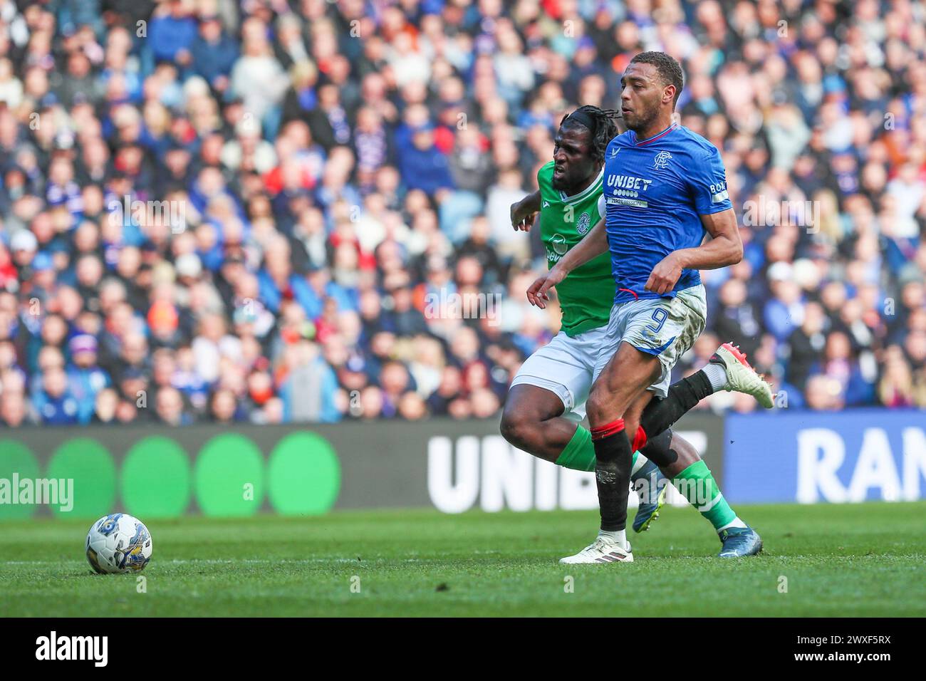 Glasgow, Großbritannien. 30. März 2024. Die Rangers spielen Hibernian im Ibrox Stadium in Glasgow, Schottland, Großbritannien in einem Spiel der schottischen Premiership. Die Rangers sind derzeit Zweiter in der Liga und ein Sieg würde sie an die Spitze bringen, vor ihren engsten Konkurrenten, Celtic. Hibernian, der derzeit 6. Platz sitzt, braucht Punkte, um diese Position vor der saisonalen Trennung in ein paar Wochen zu halten. Quelle: Findlay/Alamy Live News Stockfoto
