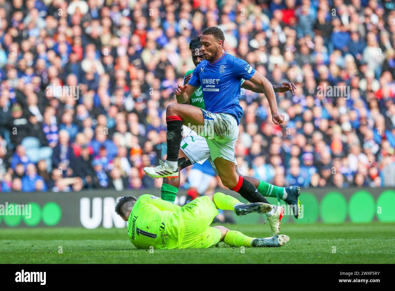 Glasgow, Großbritannien. 30. März 2024. Die Rangers spielen Hibernian im Ibrox Stadium in Glasgow, Schottland, Großbritannien in einem Spiel der schottischen Premiership. Die Rangers sind derzeit Zweiter in der Liga und ein Sieg würde sie an die Spitze bringen, vor ihren engsten Konkurrenten, Celtic. Hibernian, der derzeit 6. Platz sitzt, braucht Punkte, um diese Position vor der saisonalen Trennung in ein paar Wochen zu halten. Quelle: Findlay/Alamy Live News Stockfoto