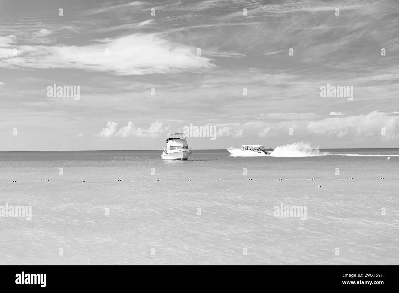 Sommerurlaub mit Yachttour an der malerischen Küste. Foto eines Sommerurlaubs mit der Yacht am Strand. Stockfoto