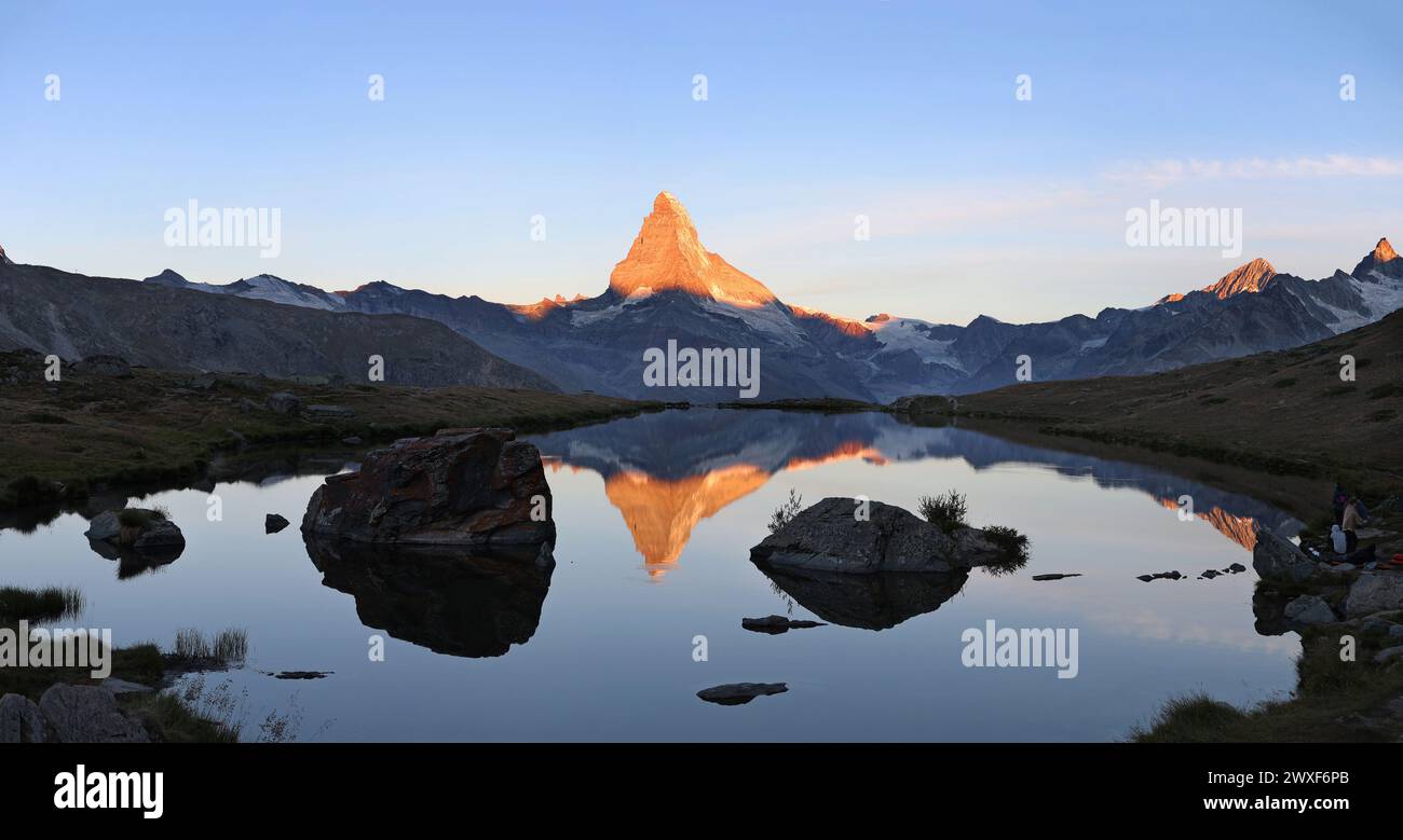 Panorama des Sonnenaufgangs am Hochgebirgssee Stelisee mit dem berühmten Alpengipfel Matterhorn, Zermatt, Schweiz Stockfoto