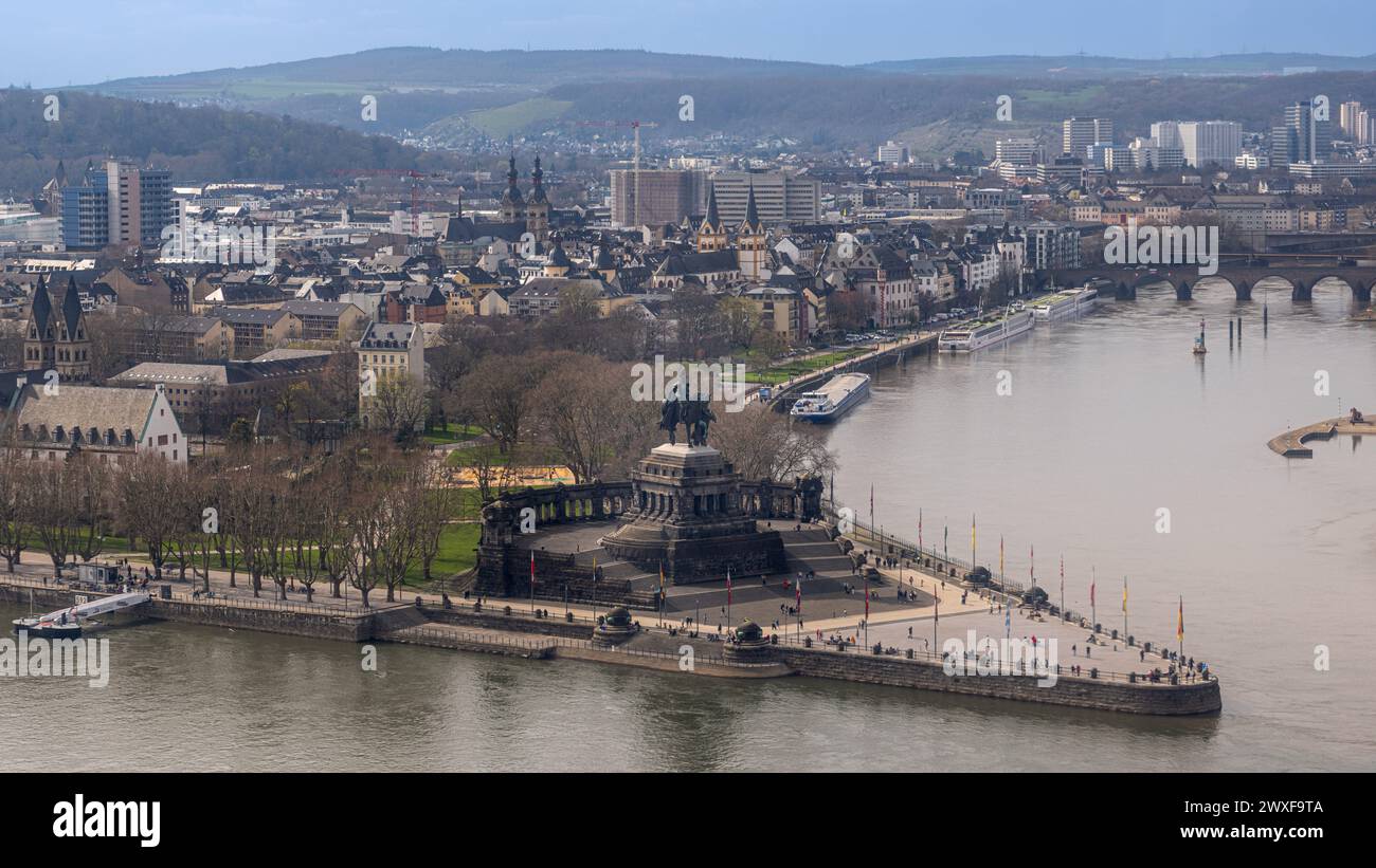 Eine riesige Statue von Kaiser Wilhelm I. in Koblenz am Treffpunkt der Flüsse Mosel und Rhein Stockfoto