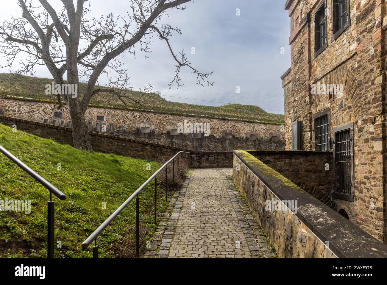 Festung Ehrenbreitstein in Koblenz an einem hellen Frühlingstag Stockfoto