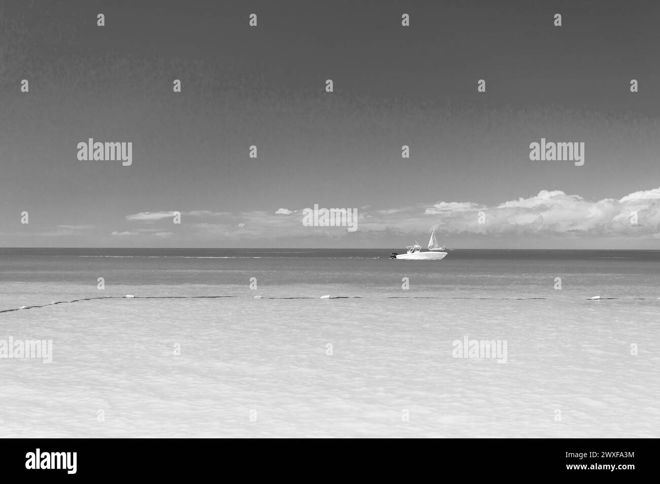 Sommerferien Yachten im blauen Wasser. Sommerferien mit Yacht in Meereslandschaft. Stockfoto