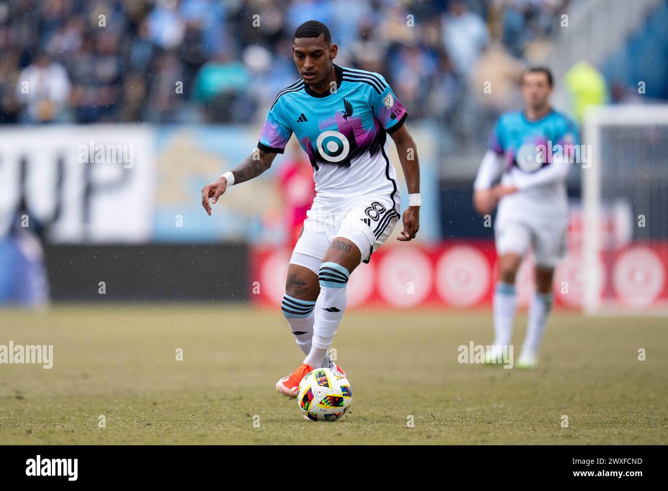 Chester, Pennsylvania, USA. 30. März 2024. Minnesota United FC Mittelfeldspieler Joseph Rosales (8) kontrolliert den Ball während der zweiten Hälfte eines Spiels gegen die Philadelphia Union im Subaru Park in Chester, Pennsylvania. Kyle Rodden/CSM/Alamy Live News Stockfoto