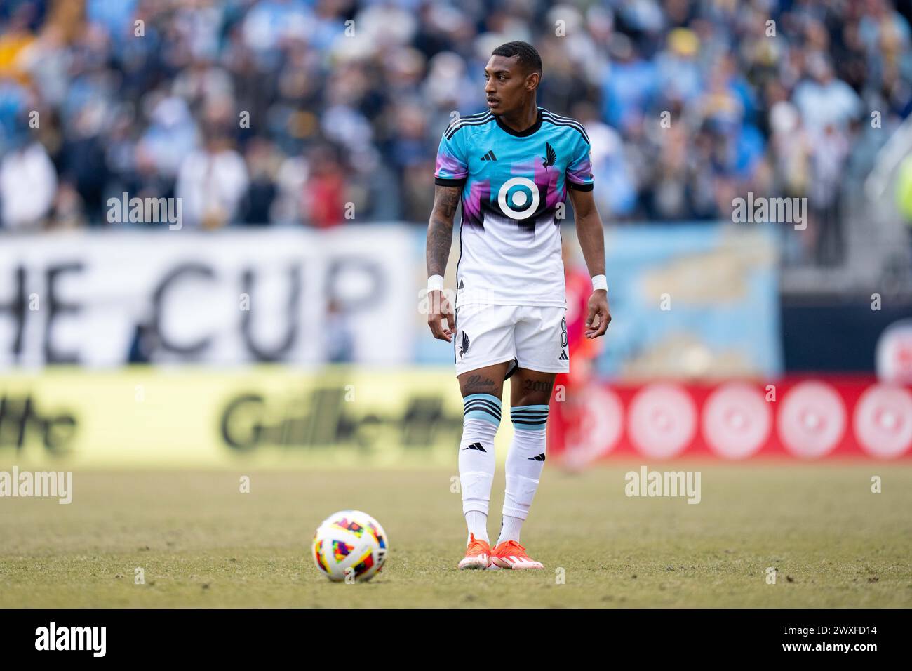 Chester, Pennsylvania, USA. 30. März 2024. Minnesota United FC Mittelfeldspieler Joseph Rosales (8) bereitet sich auf einen Freistoß während der zweiten Hälfte eines MLS-Spiels gegen die Philadelphia Union im Subaru Park in Chester, Pennsylvania vor. Kyle Rodden/CSM/Alamy Live News Stockfoto