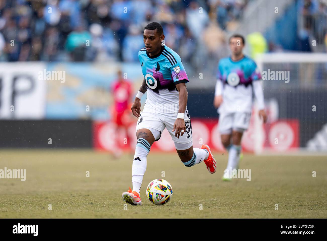 Chester, Pennsylvania, USA. 30. März 2024. Minnesota United FC Mittelfeldspieler Joseph Rosales (8) kontrolliert den Ball während der zweiten Hälfte eines Spiels gegen die Philadelphia Union im Subaru Park in Chester, Pennsylvania. Kyle Rodden/CSM/Alamy Live News Stockfoto