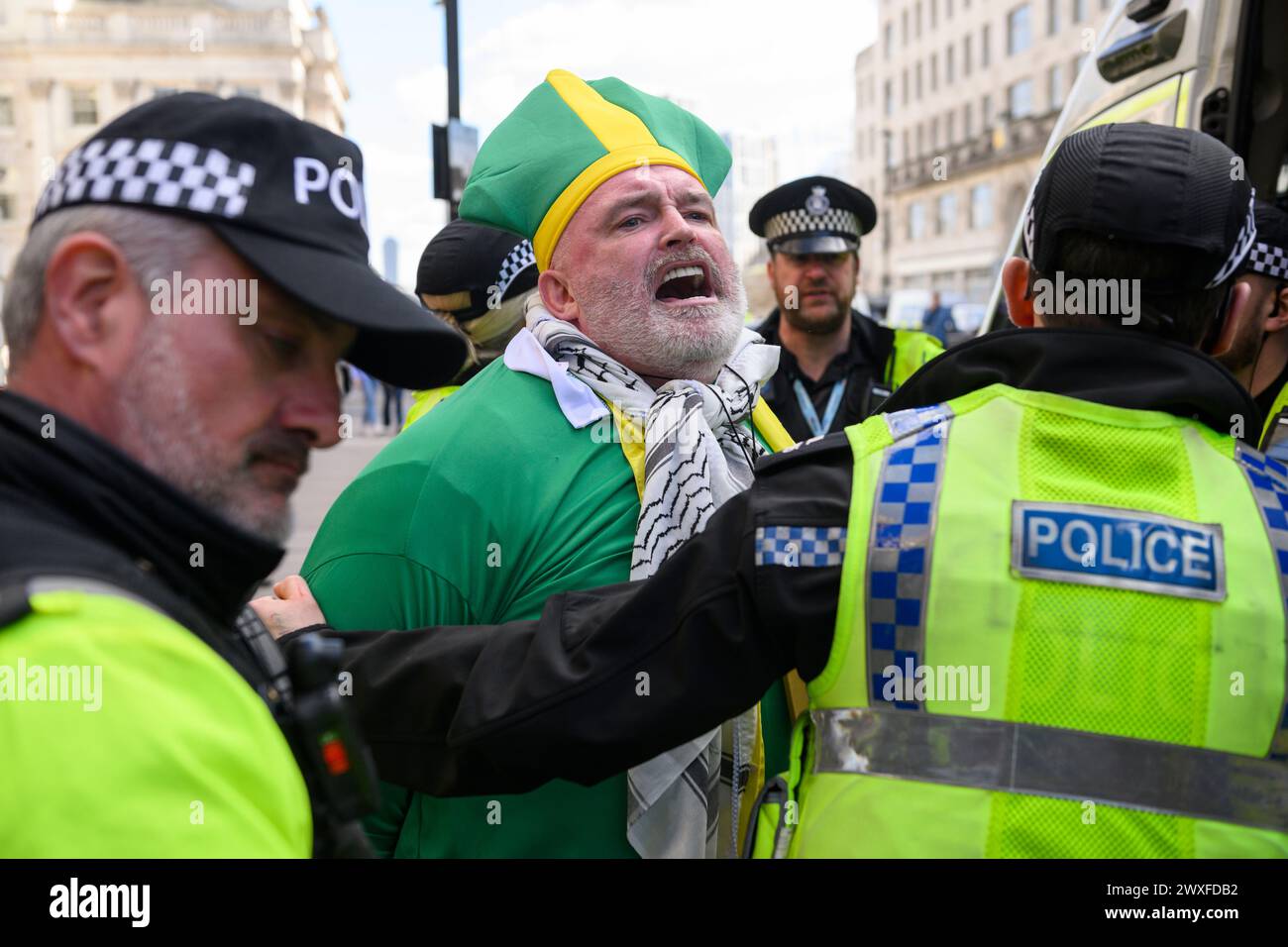 Ein pro-palästinensischer Demonstrant, der während eines marsches verhaftet wurde und einen Waffenstillstand der andauernden Militäroffensive von Gaza durch israelische Verteidigungskräfte forderte. Stockfoto