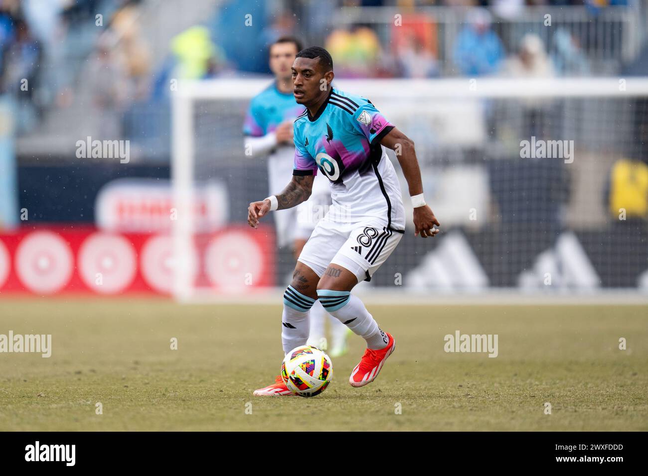 Chester, Pennsylvania, USA. 30. März 2024. Minnesota United FC Mittelfeldspieler Joseph Rosales (8) kontrolliert den Ball während der zweiten Hälfte eines Spiels gegen die Philadelphia Union im Subaru Park in Chester, Pennsylvania. Kyle Rodden/CSM/Alamy Live News Stockfoto