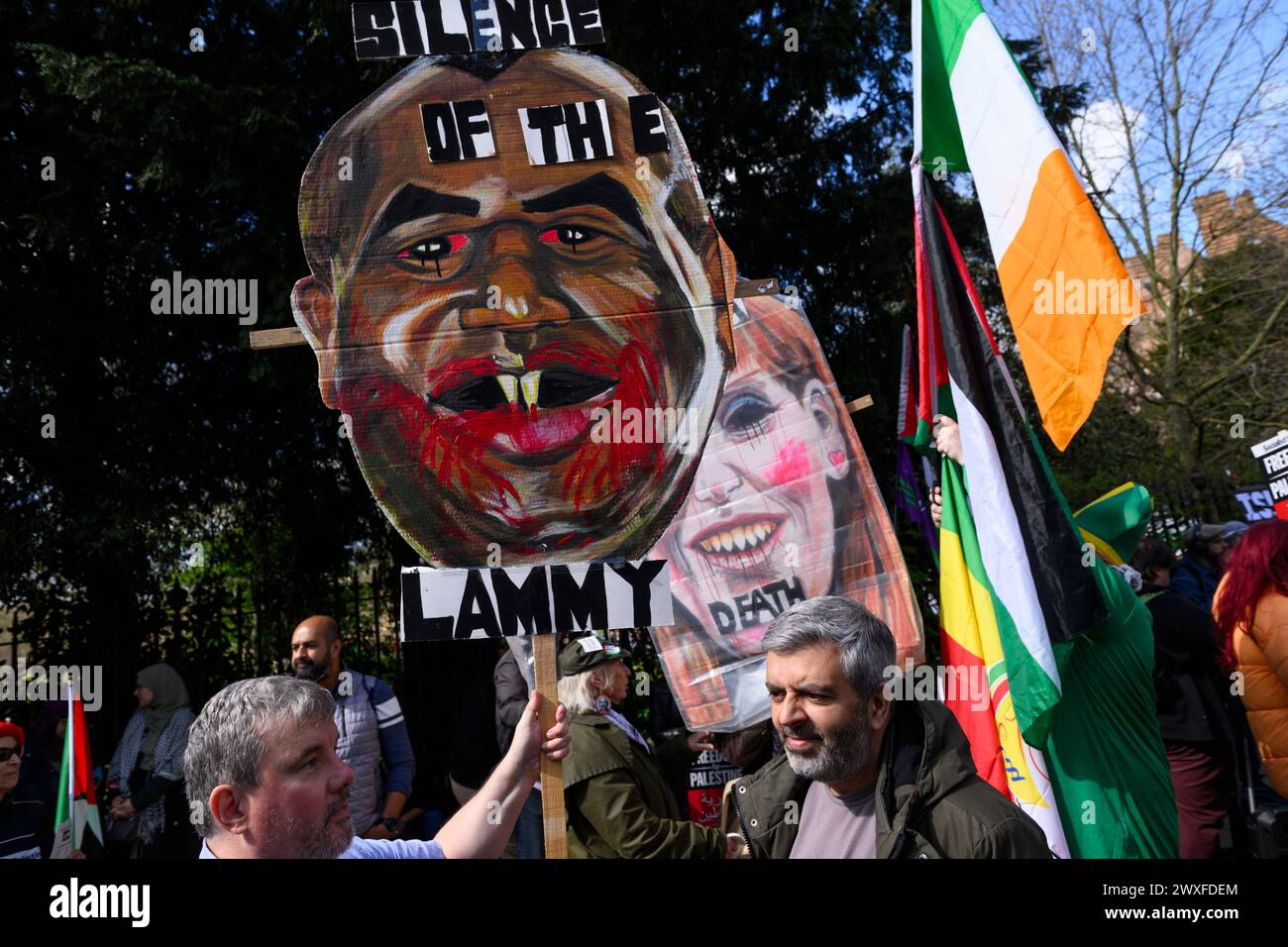 Demonstranten zu Beginn eines Pro-Palästina-marsches, der zu einem Waffenstillstand der laufenden Militäroffensive des Gazastreifens durch israelische Verteidigungskräfte aufruft. Das m Stockfoto