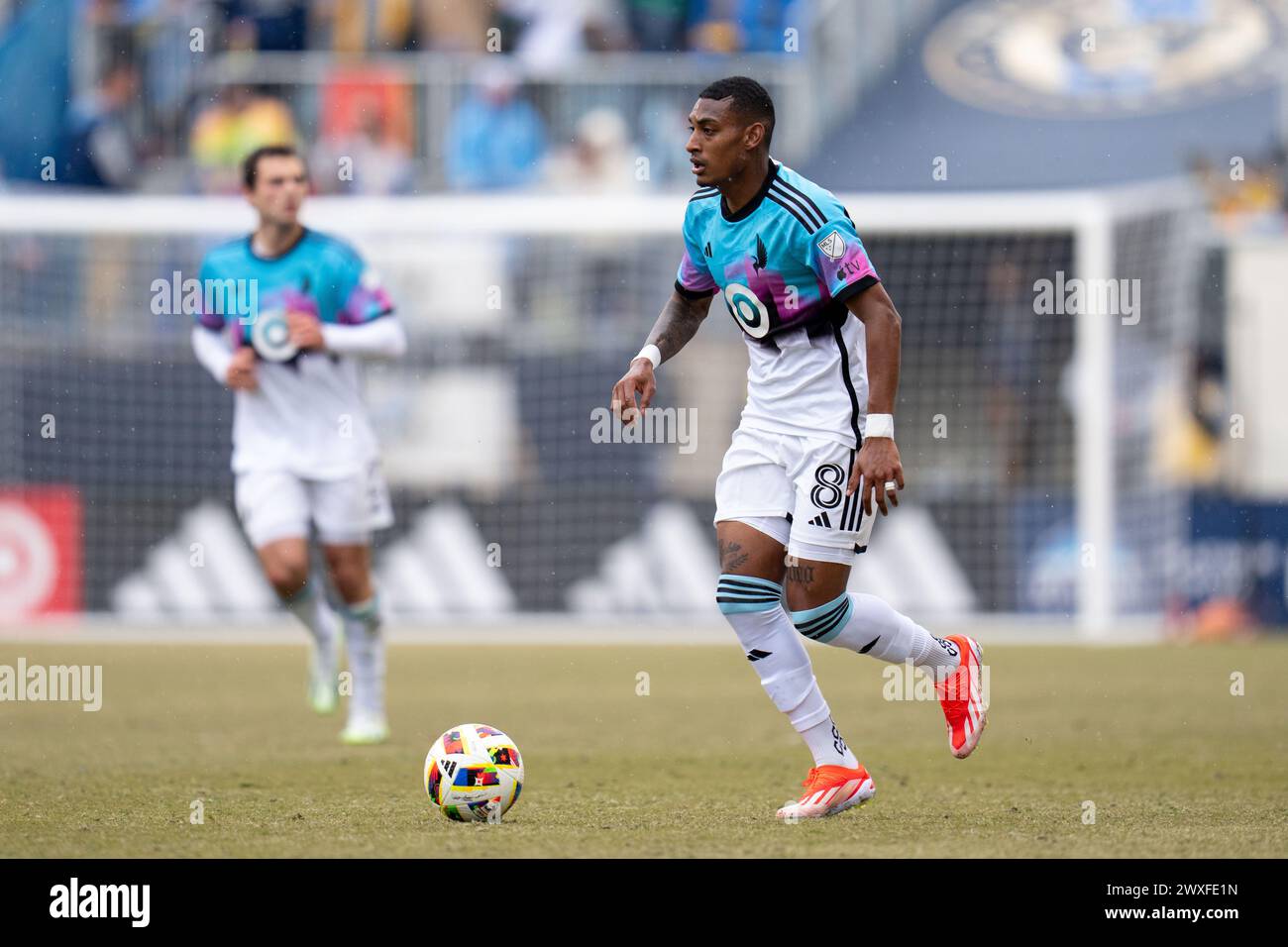 Chester, Pennsylvania, USA. 30. März 2024. Minnesota United FC Mittelfeldspieler Joseph Rosales (8) kontrolliert den Ball während der zweiten Hälfte eines Spiels gegen die Philadelphia Union im Subaru Park in Chester, Pennsylvania. Kyle Rodden/CSM/Alamy Live News Stockfoto