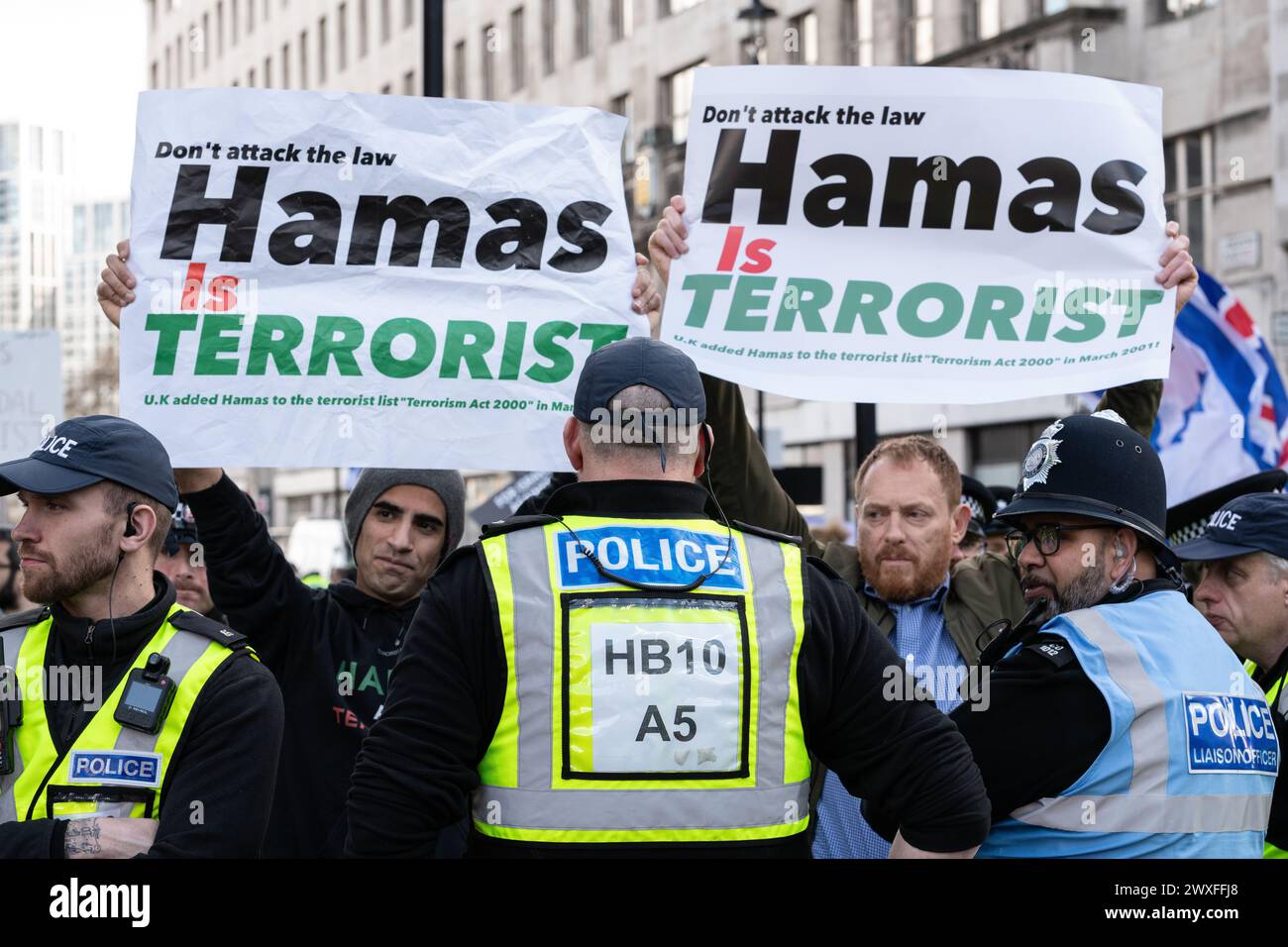 London, Großbritannien. 30. März 2024. Pro-israelische Gegendemonstration in Strand, während Zehntausende palästinensische Unterstützer durch Zentral-London zum Trafalgar-Platz marschieren und zu einem Waffenstillstand und einem Ende der Unterstützung Großbritanniens und der USA für Israels Belagerung, Bombardierung und Invasion des Gazastreifens nach einem Angriff von Hamas-Milizen auffordern. Quelle: Ron Fassbender/Alamy Live News Stockfoto