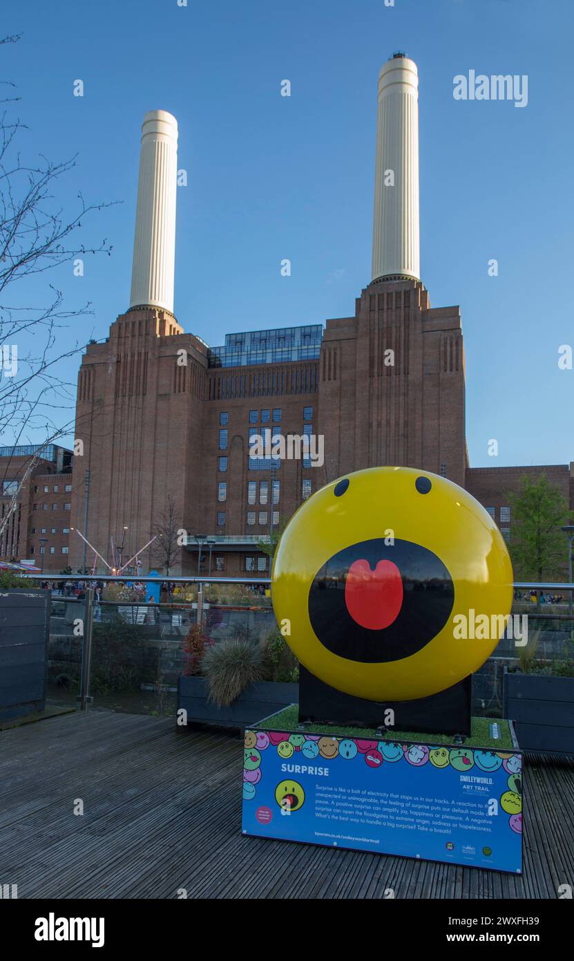 Battersea Power Station hat London mit einem lächelnden Gesicht an einem sonnigen Tag Stockfoto