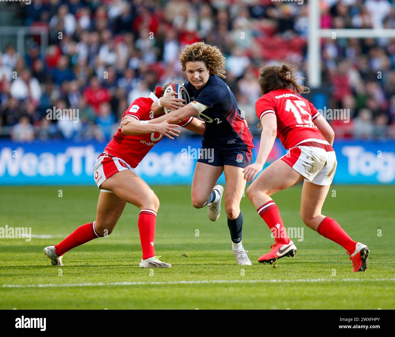 Ellie Kildunne (Harlequins) aus England mit dem Ball von Sian Jones & Jenny Hesketh England Women gegen Wales Women Round 2 Womens 6 Nations Ash Stockfoto