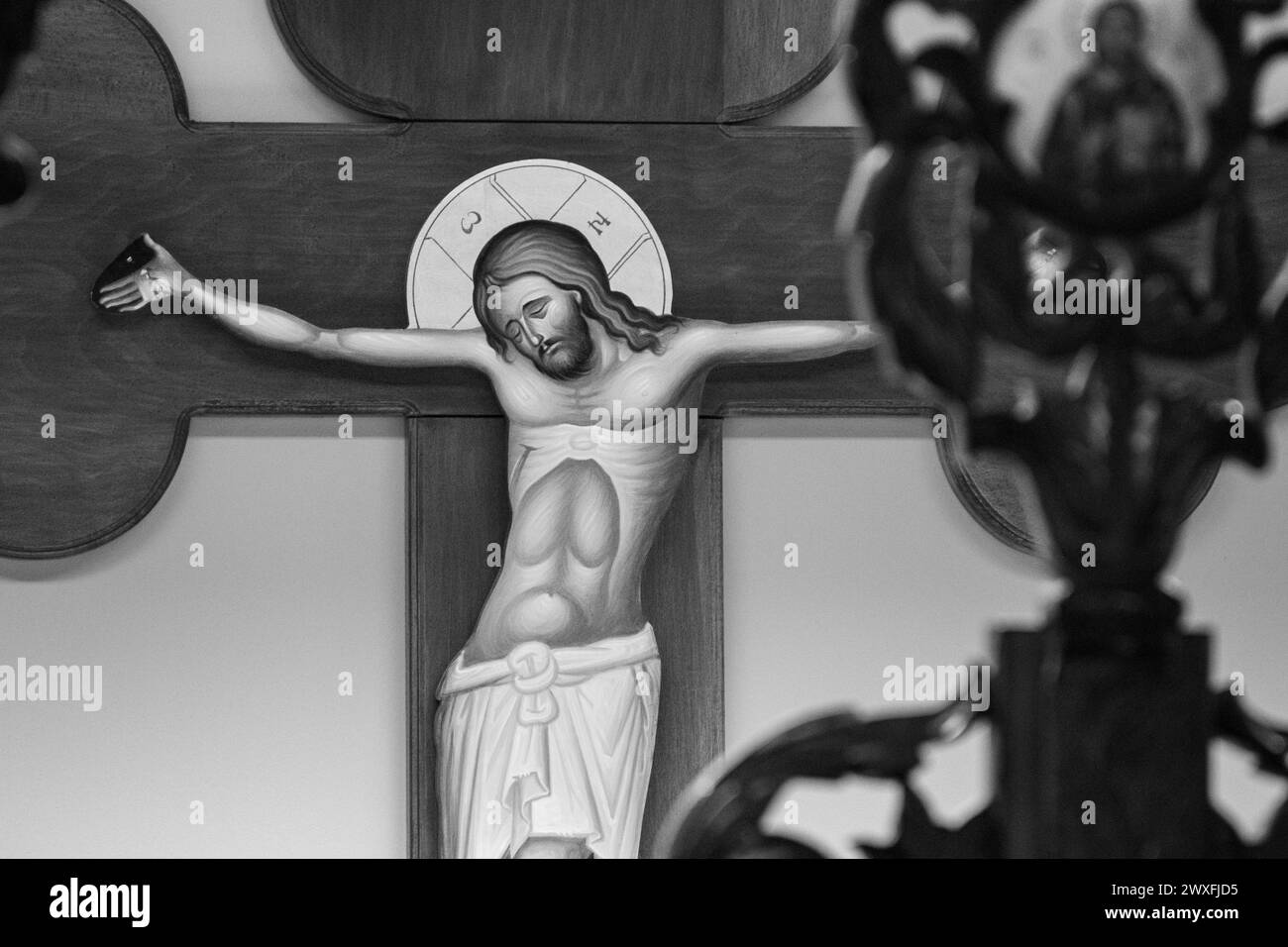 Eine Ikone von Jesus Christus am Kreuz. Die orthodoxe Kapelle am Brüsseler Flughafen Zaventem. Stockfoto