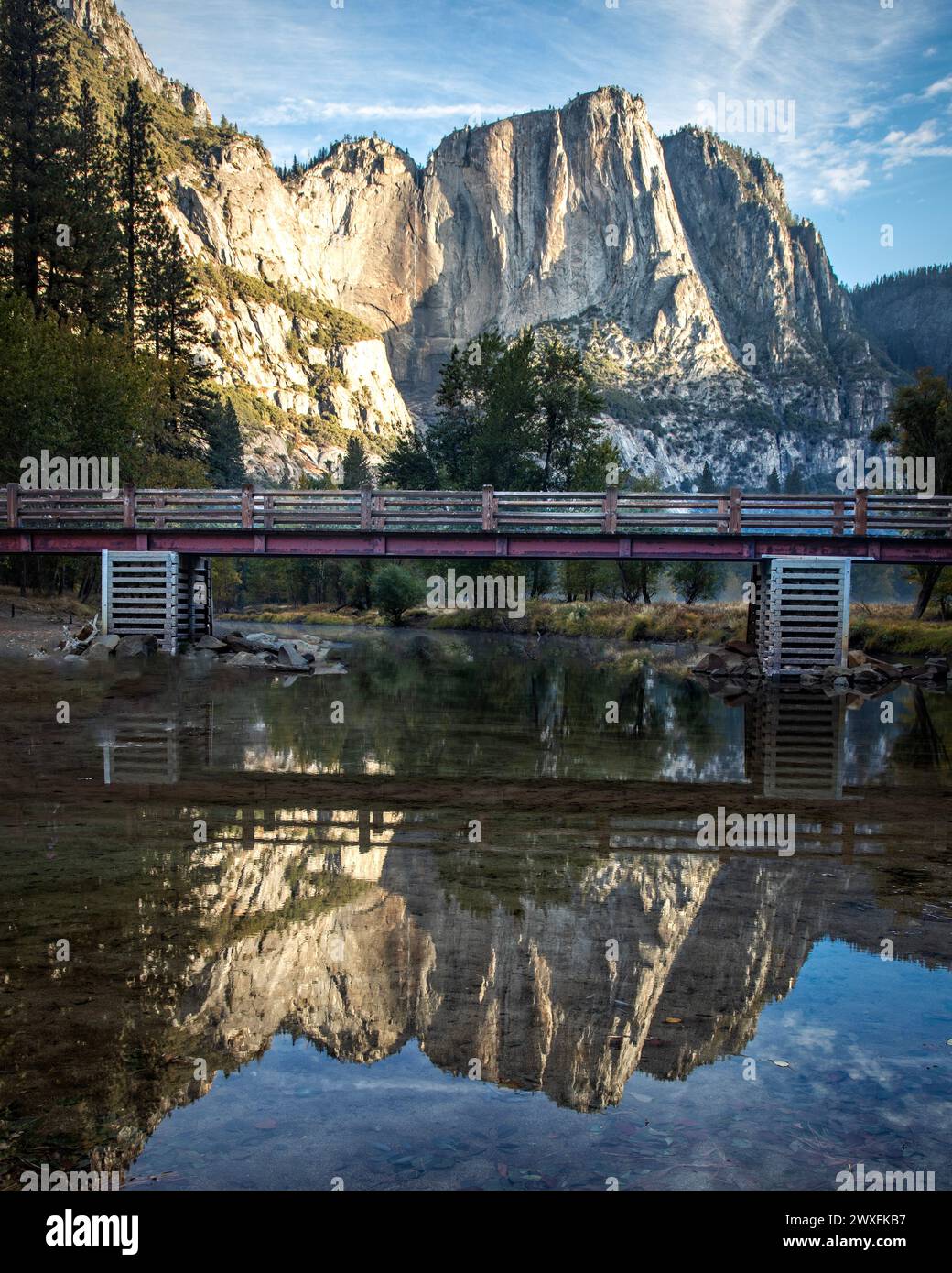 Die Swinging Bridge überspannt den Merced River im Yosemite Valley. Yosemite National Park, Kalifornien. Stockfoto