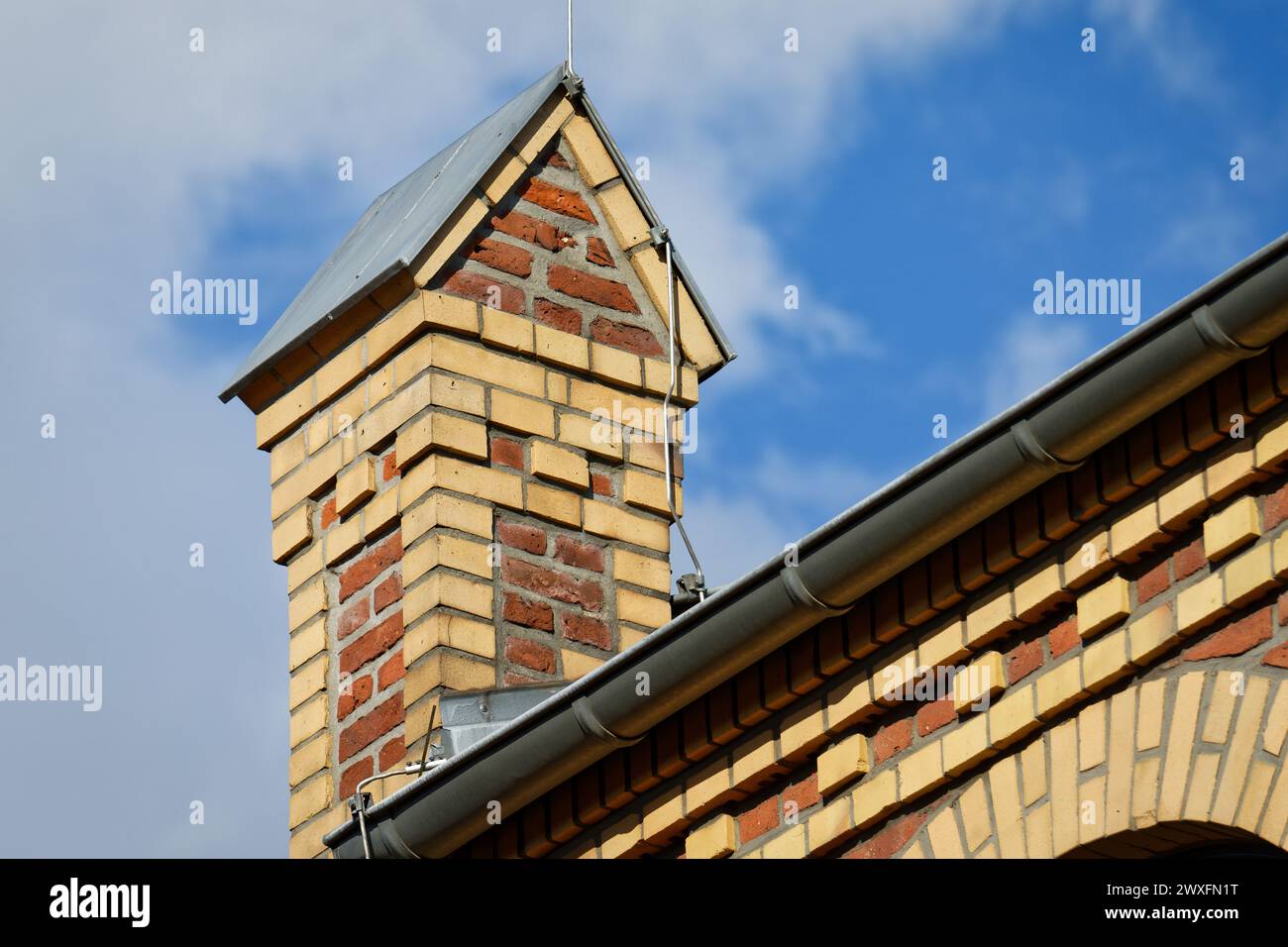 Details eines reich verzierten und sorgfältig restaurierten Ziegelwerks an einem Industriegebäude aus dem späten 19. Jahrhundert in köln ehrenfeld Stockfoto