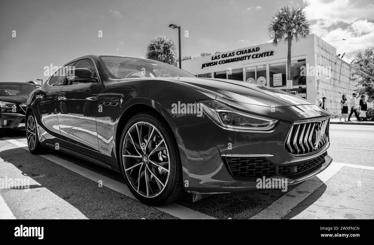 Miami, Florida, USA - 25. März 2023: Rotes 2016 Maserati Ghibli S Q4 geparktes Auto, niedrige Sicht Stockfoto