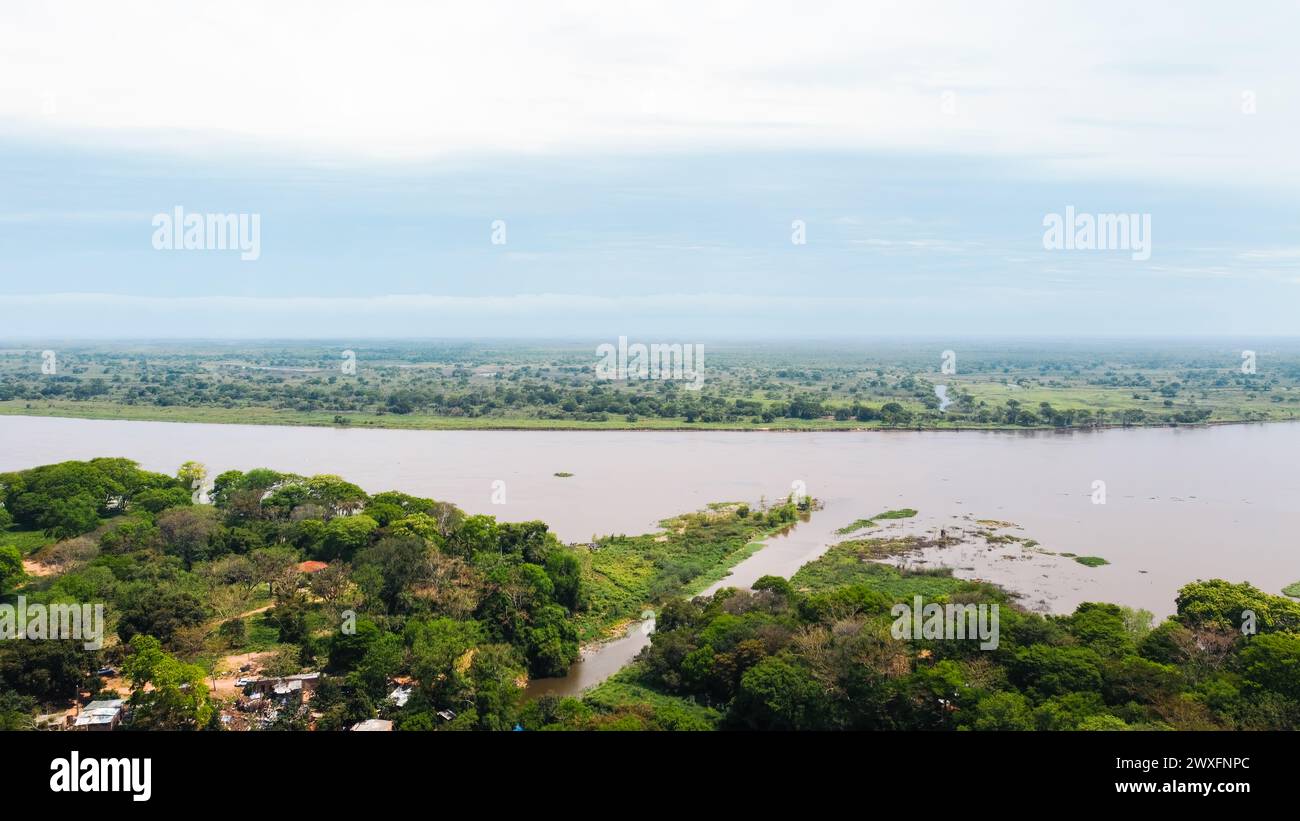 Atemberaubender Blick aus der Luft auf einen Fluss oder eine Lagune, umgeben von üppiger Vegetation und Natur Stockfoto