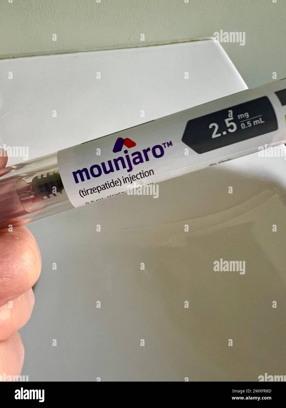 Hand mit einem Mounjaro Injektions-Pen Stockfoto