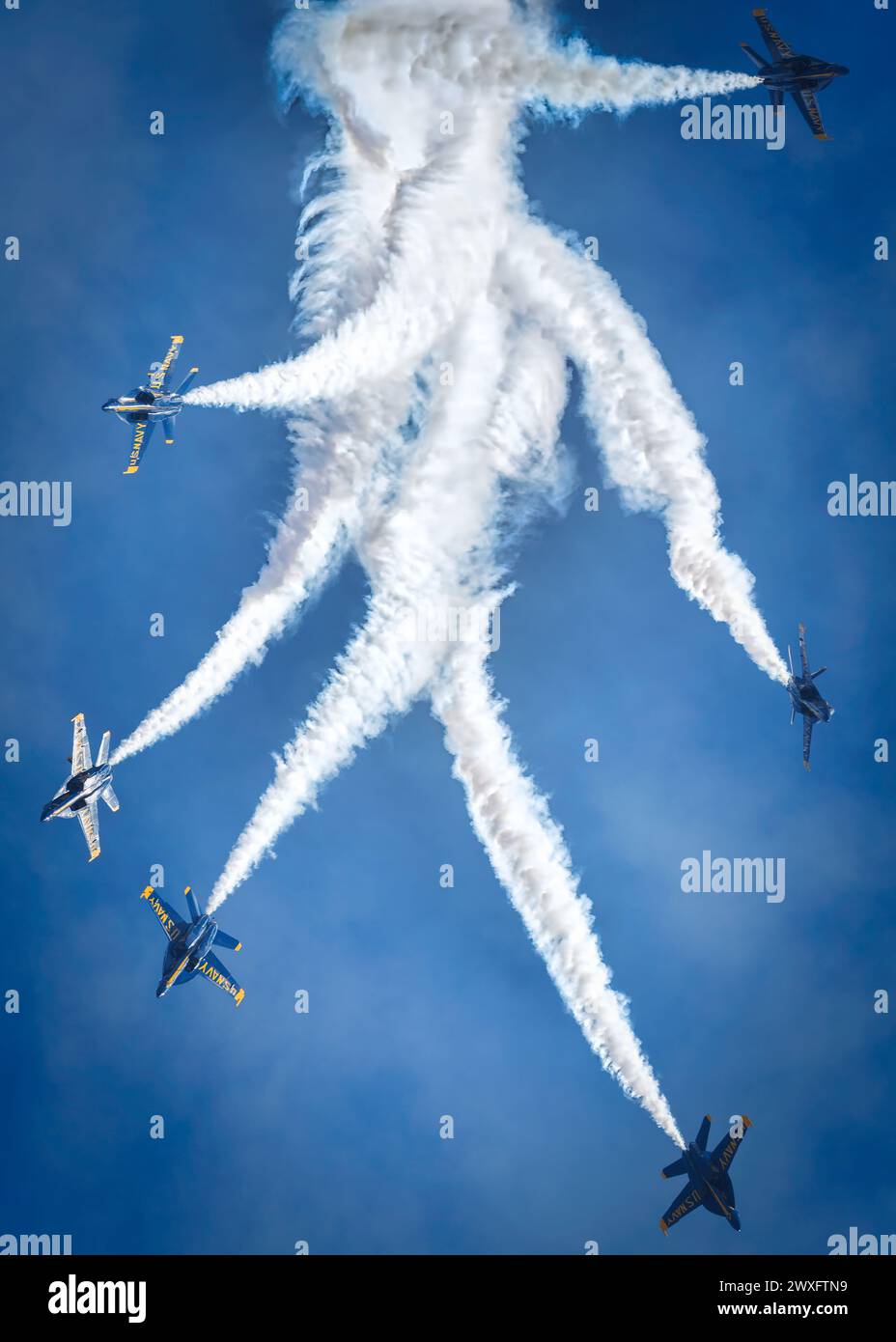 Die Blue Angels der US Navy brachen von der Formation ab und fuhren auf der Miramar Airshow 2023 in Miramar, Kalifornien, auf die Erde. Stockfoto