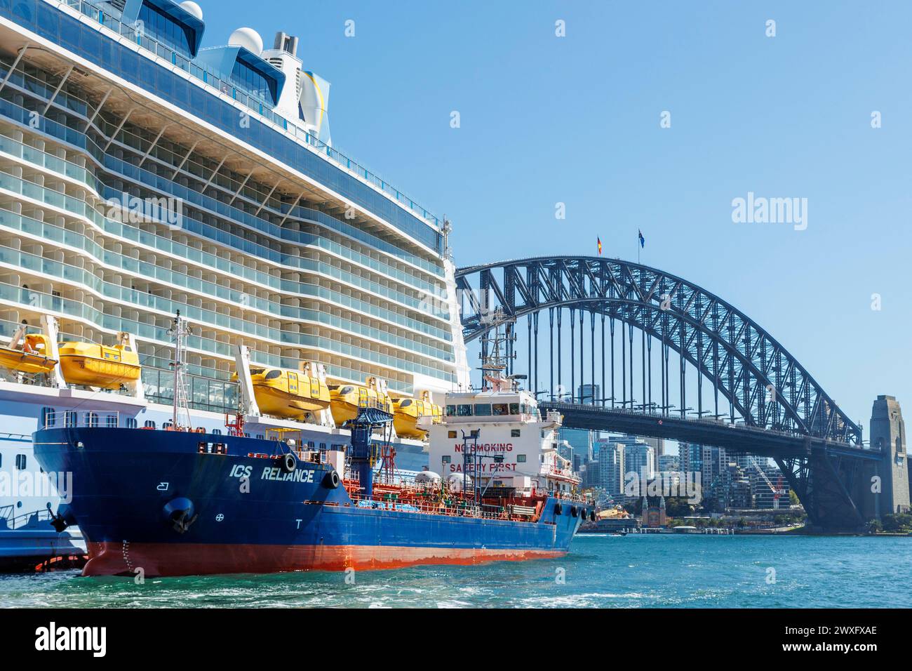 Ovation des Seas-Kreuzfahrtschiffs, das vor der Hafenbrücke in Sydney, New South Wales, Australien, getankt wird, Dienstag, 12. März, 2024. Stockfoto