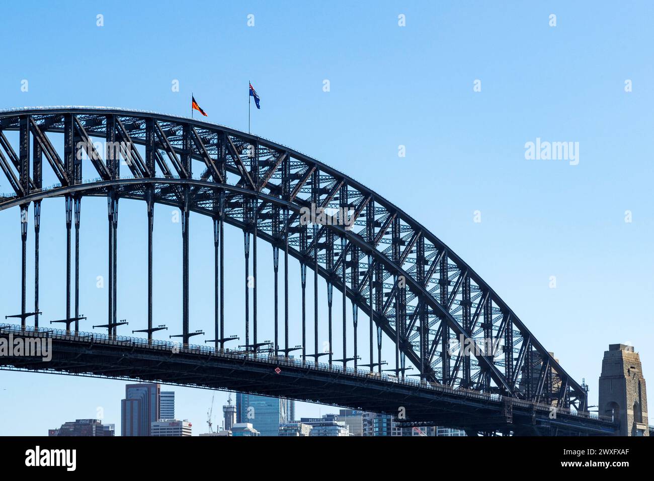 Australische Nationalflagge und Flagge der Aborigines auf der Sydney Harbour Bridge, Sydney, Australien, Dienstag, 12. März, 2024. Stockfoto