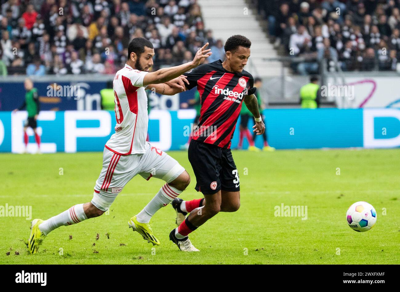 Frankfurt, Deutschland. 30. März 2024. Tuta (R) von Eintracht Frankfurt streitet mit Aissa Laidouni von der Union Berlin während des ersten Ligaspiels in Frankfurt, Deutschland, 30. März 2024. Quelle: Zhang Fan/Xinhua/Alamy Live News Stockfoto