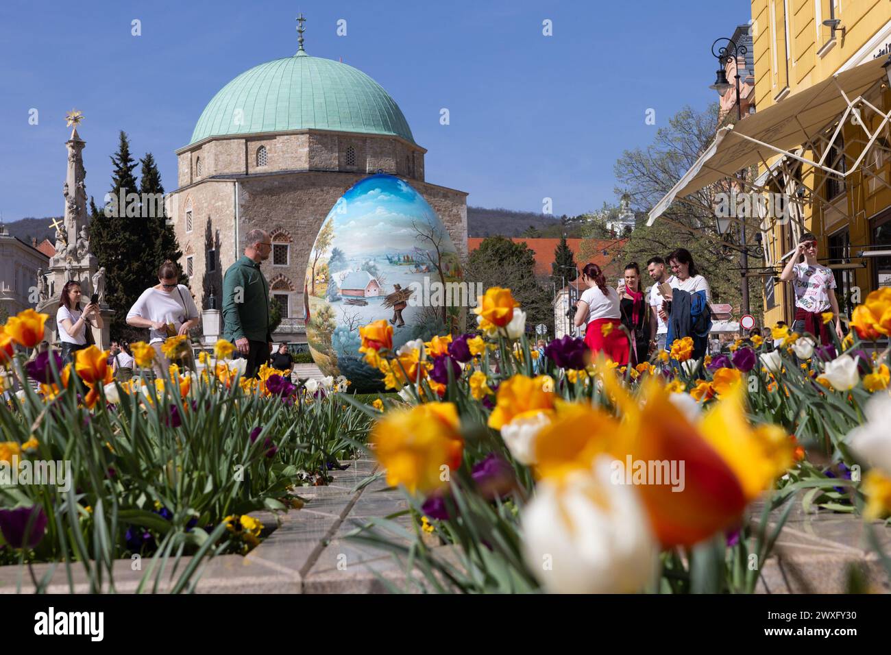 Peks. 30. März 2024. Am 30. März 2024 sieht man auf dem Hauptplatz in Pecs, Ungarn, eine zwei Meter hohe Ostereierdekoration. Quelle: Attila Volgyi/Xinhua/Alamy Live News Stockfoto