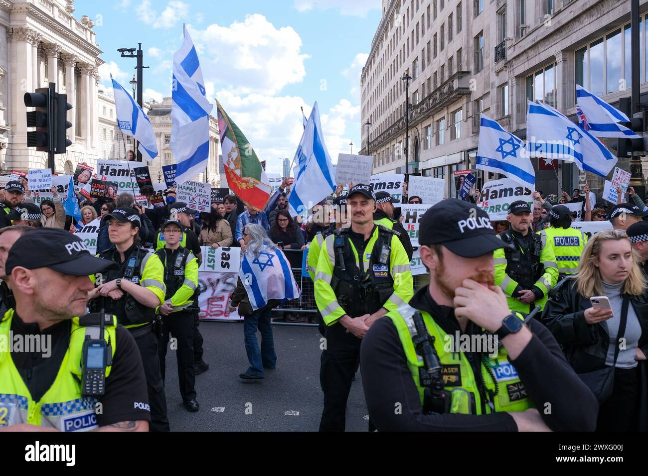 London, UK, 30. März 2024. Auf dem Weg des elften nationalen palästinensischen marsches fand eine israelische Gegendemonstration statt. Die Gruppe trug die Nationalflagge und entführte Plakate, als sie die Freilassung von Geiseln forderten, die noch immer in Gaza festgehalten wurden. Quelle: Eleventh Photography/Alamy Live News Stockfoto