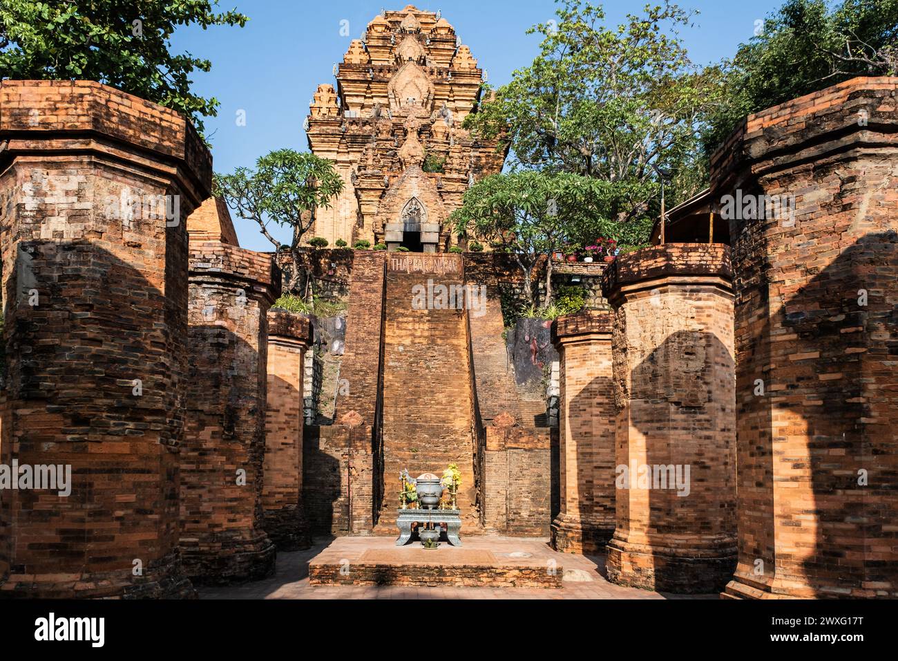 Ponagar oder Thap Ba Po Nagar ist ein Tempelturm in Cham in der Nähe der Stadt Nha Trang in Vietnam. Po Nagar Tempel. Der Tempel Po Nagar, auch bekannt als Thap Ba, ist ein A Stockfoto