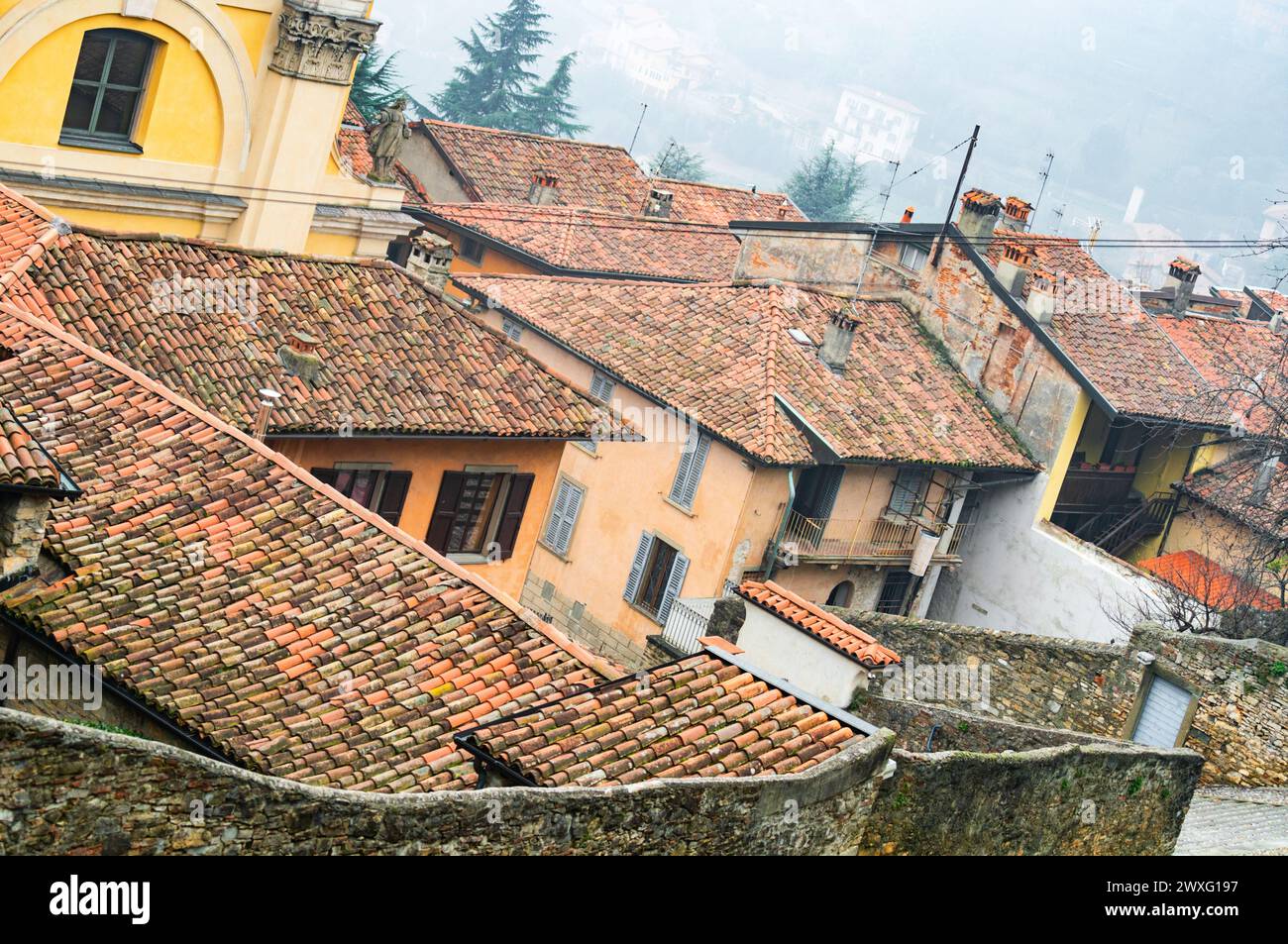 Stadtbild der mittelalterlichen italienischen Stadt, Dächer von kleinen Häusern, Blick aus der Luft Stockfoto