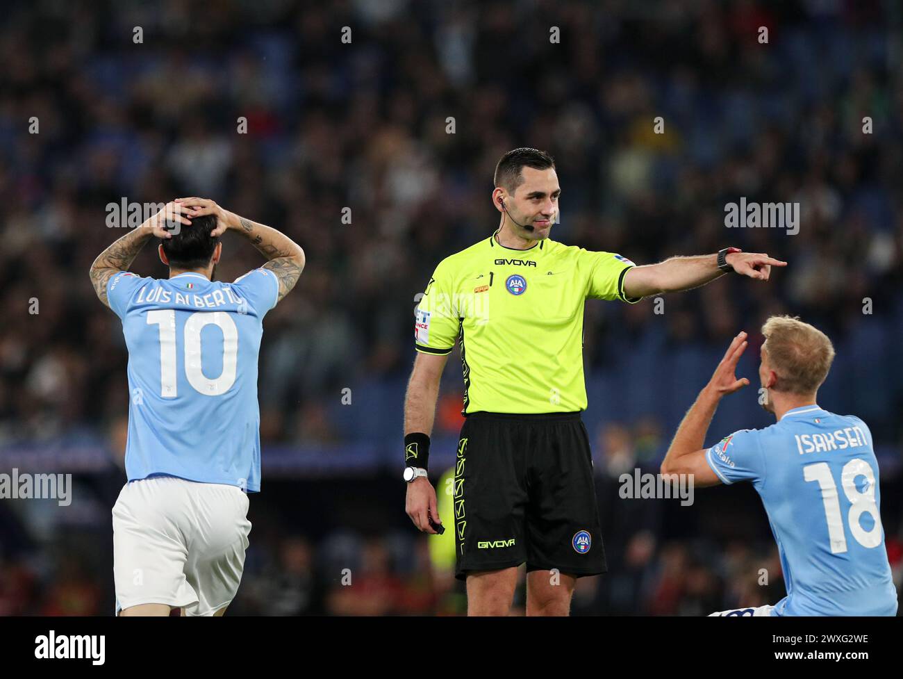 Rom, Italien. 30. März 2024. Lazios Gustav Isaksen (R) und Luis Alberto (L) reagieren auf ein Fußballspiel der Serie A zwischen Lazio und Juventus in Rom, Italien, am 30. März 2024. Quelle: Li Jing/Xinhua/Alamy Live News Stockfoto