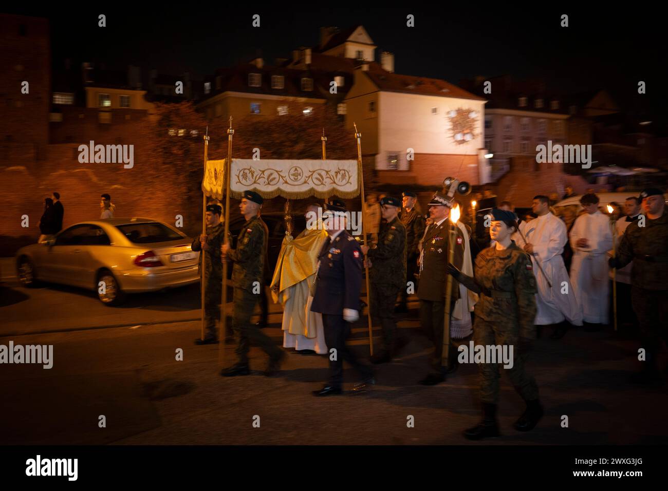 Warschau, Polen. 30. März 2024. Mitglieder des Klerus und der polnischen Streitkräfte werden am 30. März 2024 in Warschau, Polen, an der Osterprozession teilgenommen. Ostern ist einer der wichtigsten Feiertage im überwiegend katholischen Land und wird sowohl von konservativen Familien als auch von modernen Familien gefeiert. (Foto: Jaap Arriens/SIPA USA) Credit: SIPA USA/Alamy Live News Stockfoto