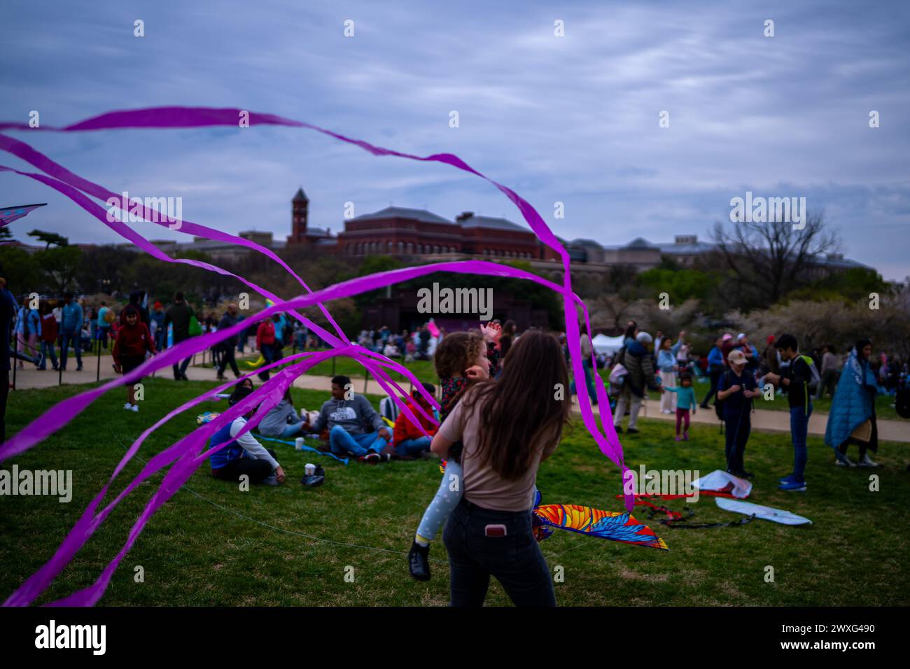 Washington, District of Columbia, USA. 30. März 2024. Während des Blossom Kite Festivals 2024 schweben bunte Drachen vor dem Hintergrund des berühmten Washington Monuments. Begeisterte Drachenflieger aller Altersgruppen versammelten sich in der National Mall und ihre Kreationen tanzten in der Frühlingsbrise. Das diesjährige Festival ist eine hochgeschätzte Tradition, die sich über 50 Jahre erstreckt. Es war eine Feier der Kunst, der Gemeinschaft und der Freude am Flug. (Kreditbild: © Natascha Tahabsem/ZUMA Press Wire) NUR REDAKTIONELLE VERWENDUNG! Nicht für kommerzielle ZWECKE! Quelle: ZUMA Press, Inc./Alamy Live News Stockfoto