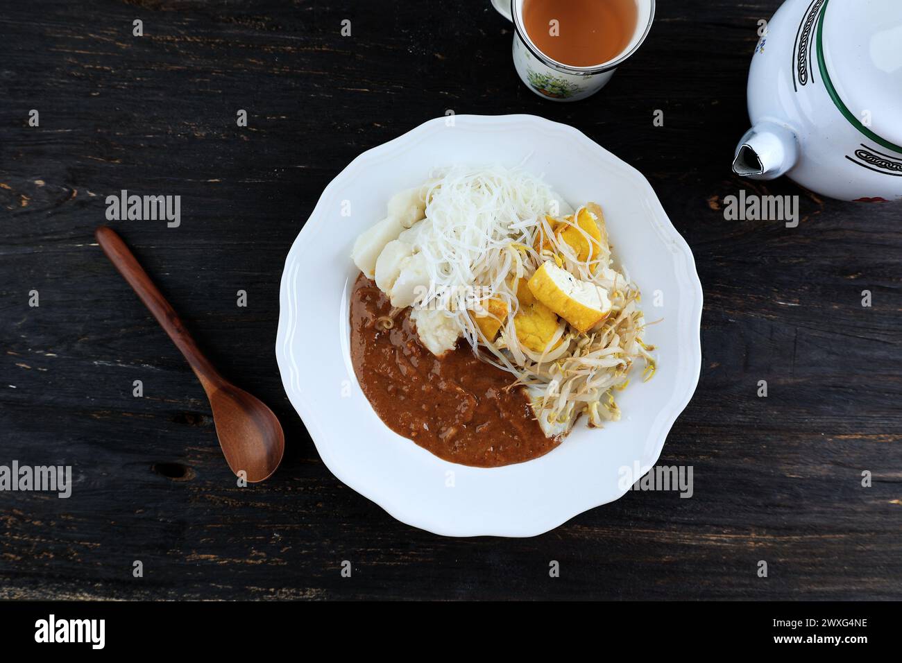Ketoprak Tahu oder Tofu Rhombus, indonesisches Essen aus Lontong, gekochten Bohnensprossen, Vermicelli und Tofu, serviert mit Erdnusssauce Stockfoto
