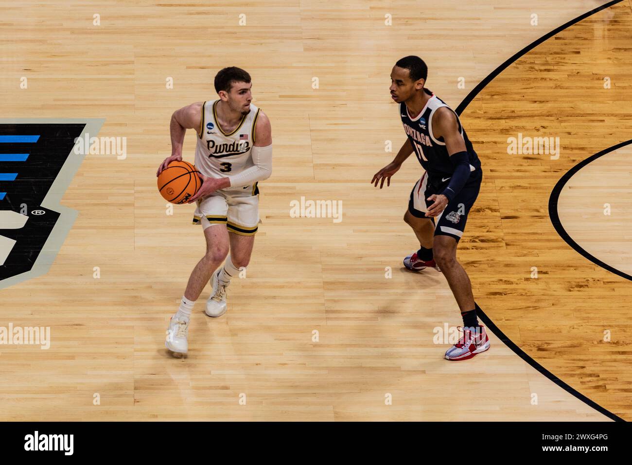 Detroit, Usa. März 2024. Nolan Hickman (R) von Gonzaga Bulldogs im Kampf gegen Braden Smith (L) von Purdue Boilermakers in der Sweet 16 Runde des NCAA Männer Basketball Turniers in der Little Caesars Arena. Endpunktzahl; Purdue 80:68 Gonzaga Credit: SOPA Images Limited/Alamy Live News Stockfoto