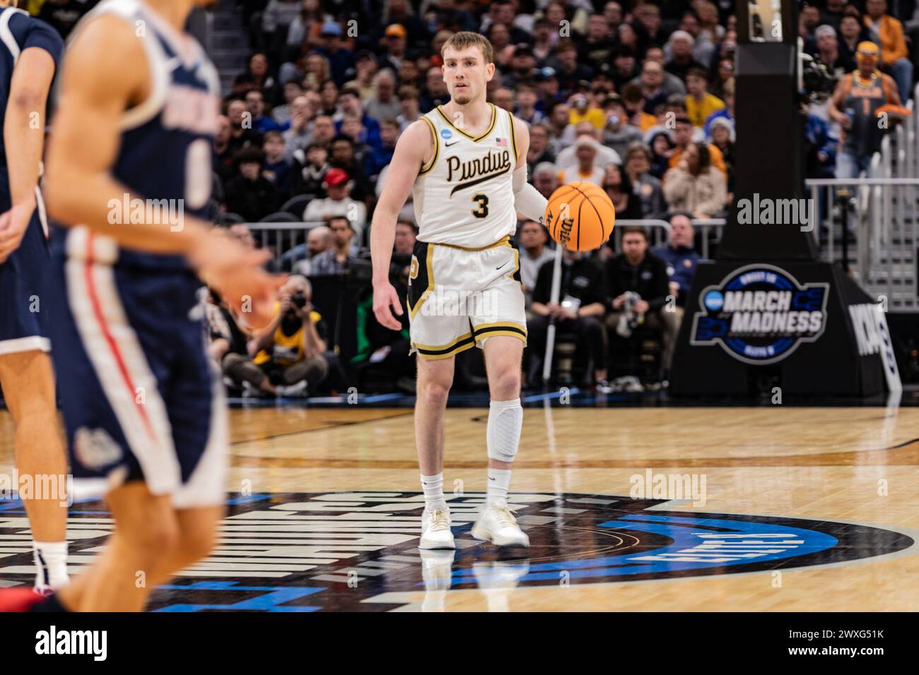 Detroit, Usa. März 2024. Purdue Boilermakers Braden Smith (R) im Kampf gegen die Gonzaga Bulldogs in der Sweet 16-Runde des NCAA Männer Basketballturniers in der Little Caesars Arena. Endnote; Purdue 80:68 Gonzaga (Foto: Nicholas Muller/SOPA Images/SIPA USA) Credit: SIPA USA/Alamy Live News Stockfoto