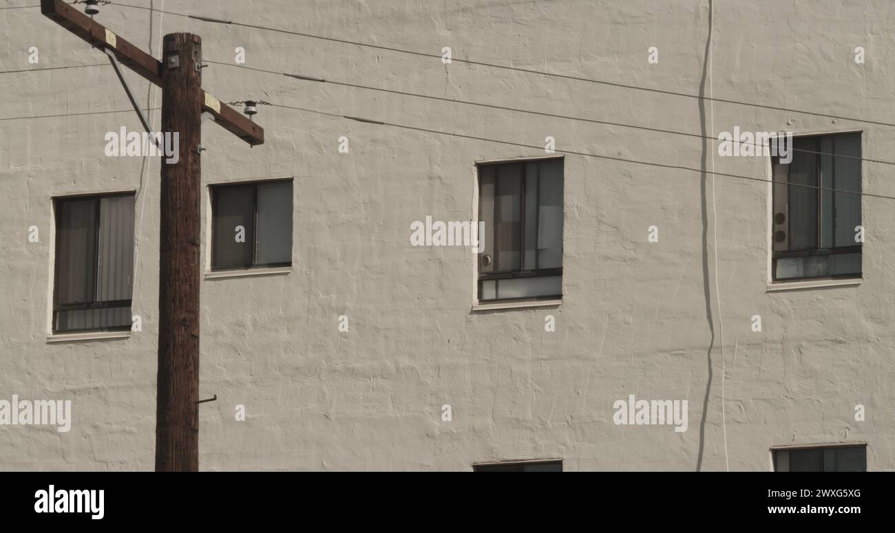 Minimalistisches Architekturfoto und Detail der Castle Argyle-Fassade und des alten Versorgungsmasts in Hollywood, Kalifornien. Stockfoto