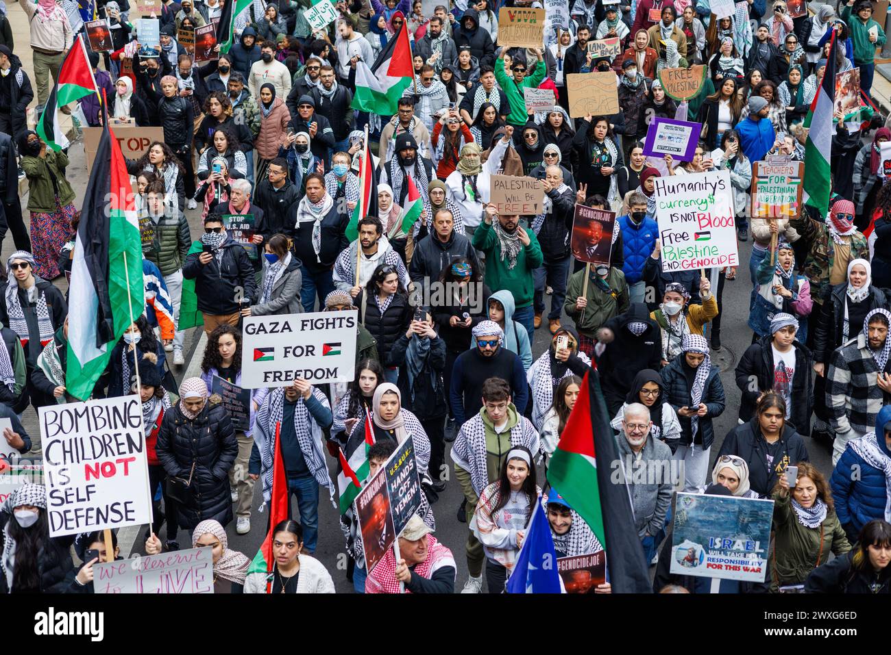 Chicago, USA, 30. März 2024, Demonstranten pro Palästina marschieren durch die Straßen der Innenstadt Chicagos, um gegen die israelische Besetzung des Gazastreifens zu protestieren und einen Waffenstillstand zu fordern, David Jank/Alamy Live News Stockfoto