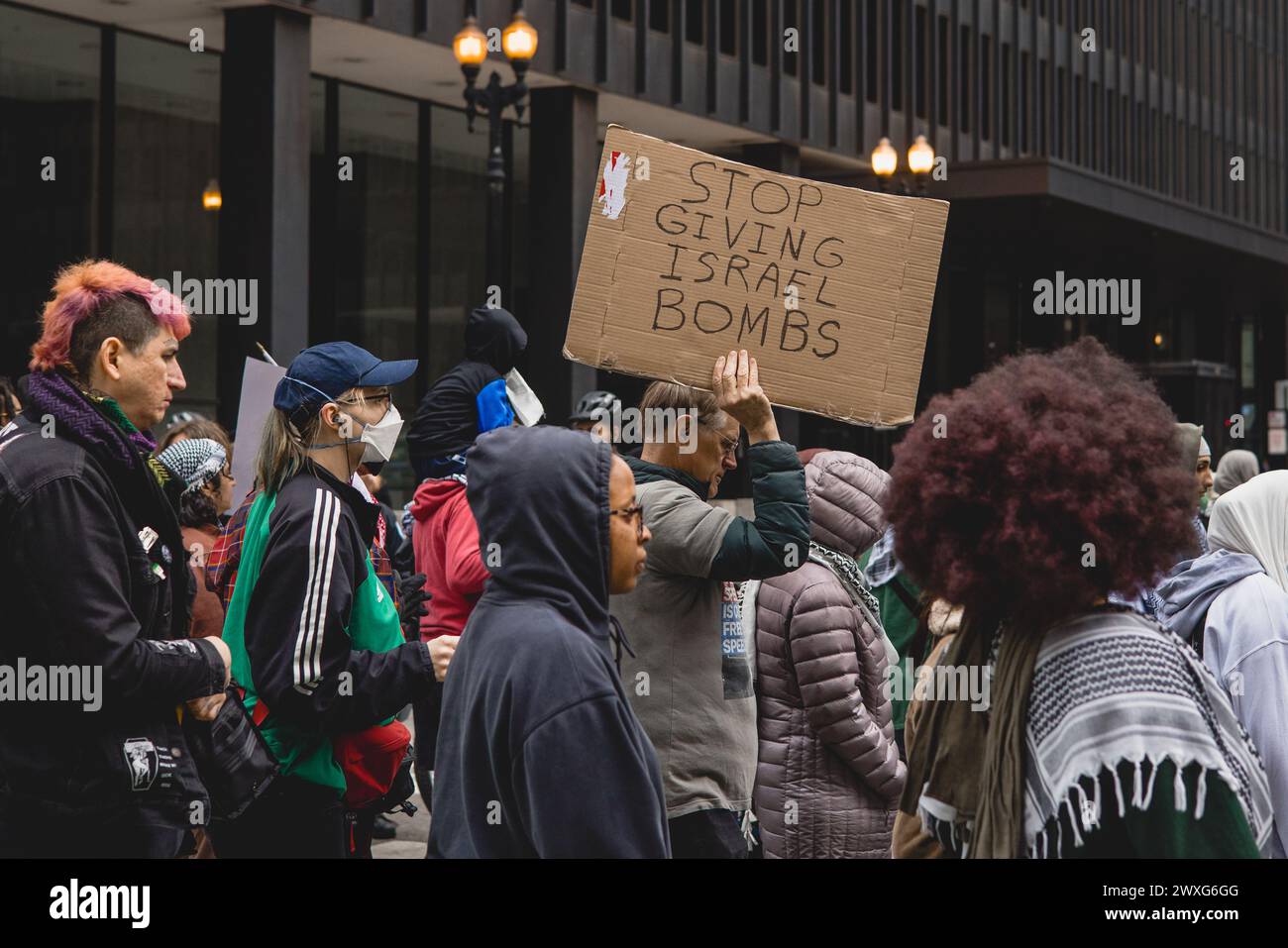 Chicago, USA, 30. März 2024, Demonstranten pro Palästina marschieren durch die Straßen der Innenstadt Chicagos, um gegen die israelische Besetzung des Gazastreifens zu protestieren und einen Waffenstillstand zu fordern, David Jank/Alamy Live News Stockfoto