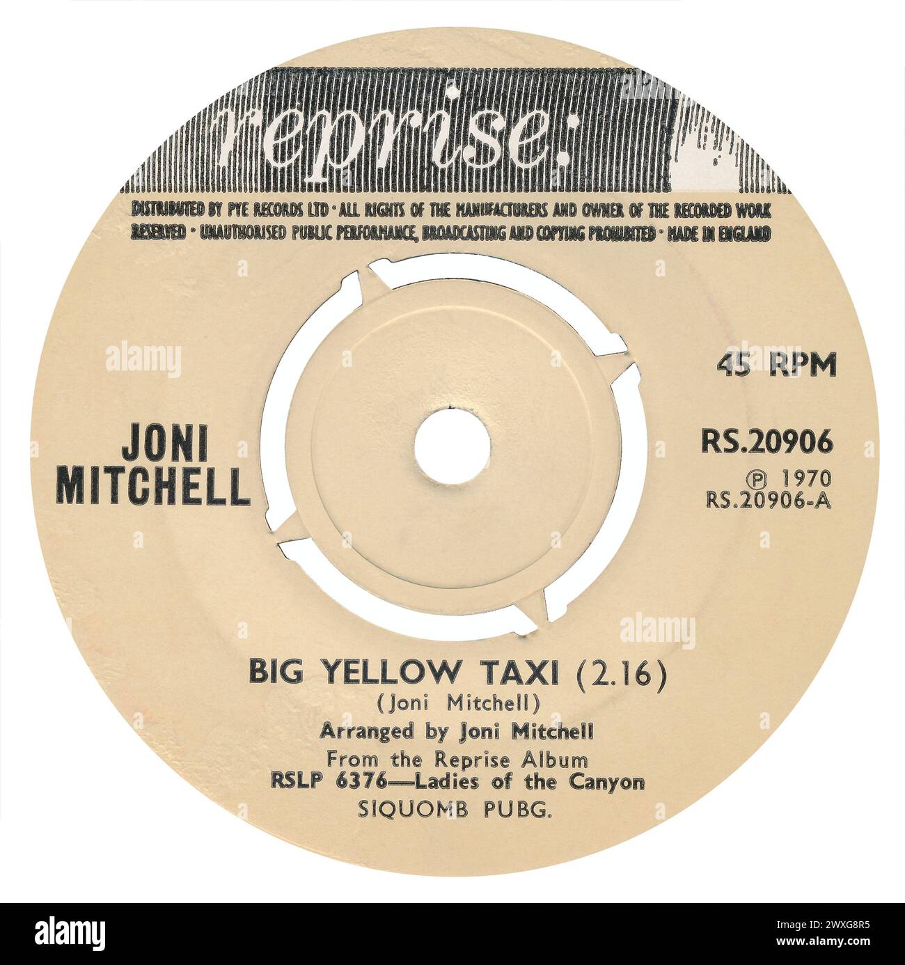 45 RPM 7', UK-Plattenlabel von Big Yellow Taxi von Joni Mitchell auf dem Label Reprise von 1970. Geschrieben, arrangiert und produziert von Joni Mitchell. Stockfoto