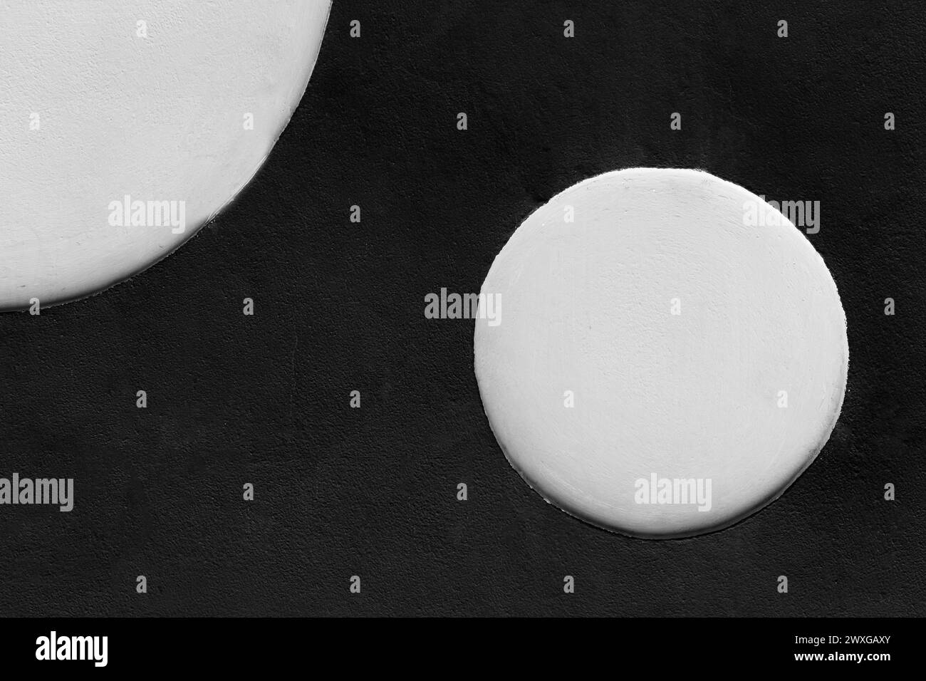 Weiß Runde Objekte Design Detail Innendekoration Wand Schwarz Farbe Mondmuster Außenhintergrund Kreis. Stockfoto
