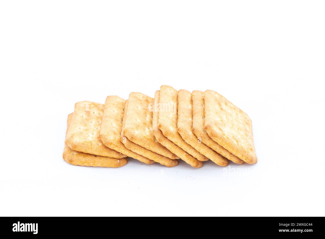 Salzige Cracker isoliert auf weißem Hintergrund mit Kopierraum Stockfoto