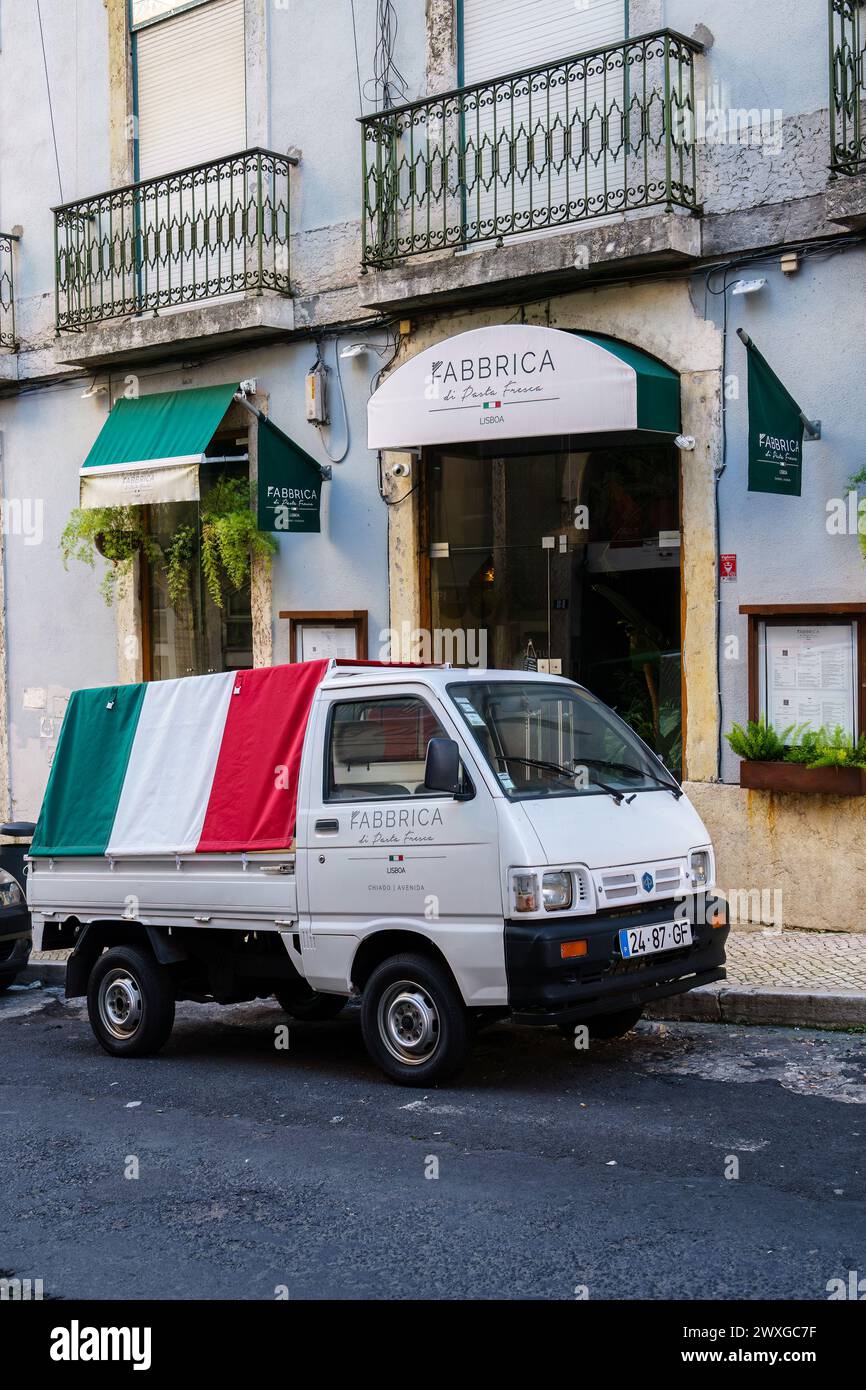 Weißer Truck mit italienischer Flagge parkt vor dem Restaurant Fabbrica Di Pasta Fresca. Lissabon, Portugal. Februar 2024. Stockfoto