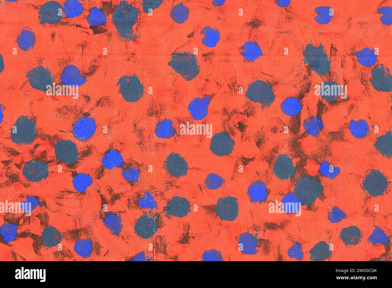 Blaues abstraktes Muster Pinselstriche auf hellorangem Hintergrund der Wandoberfläche. Stockfoto