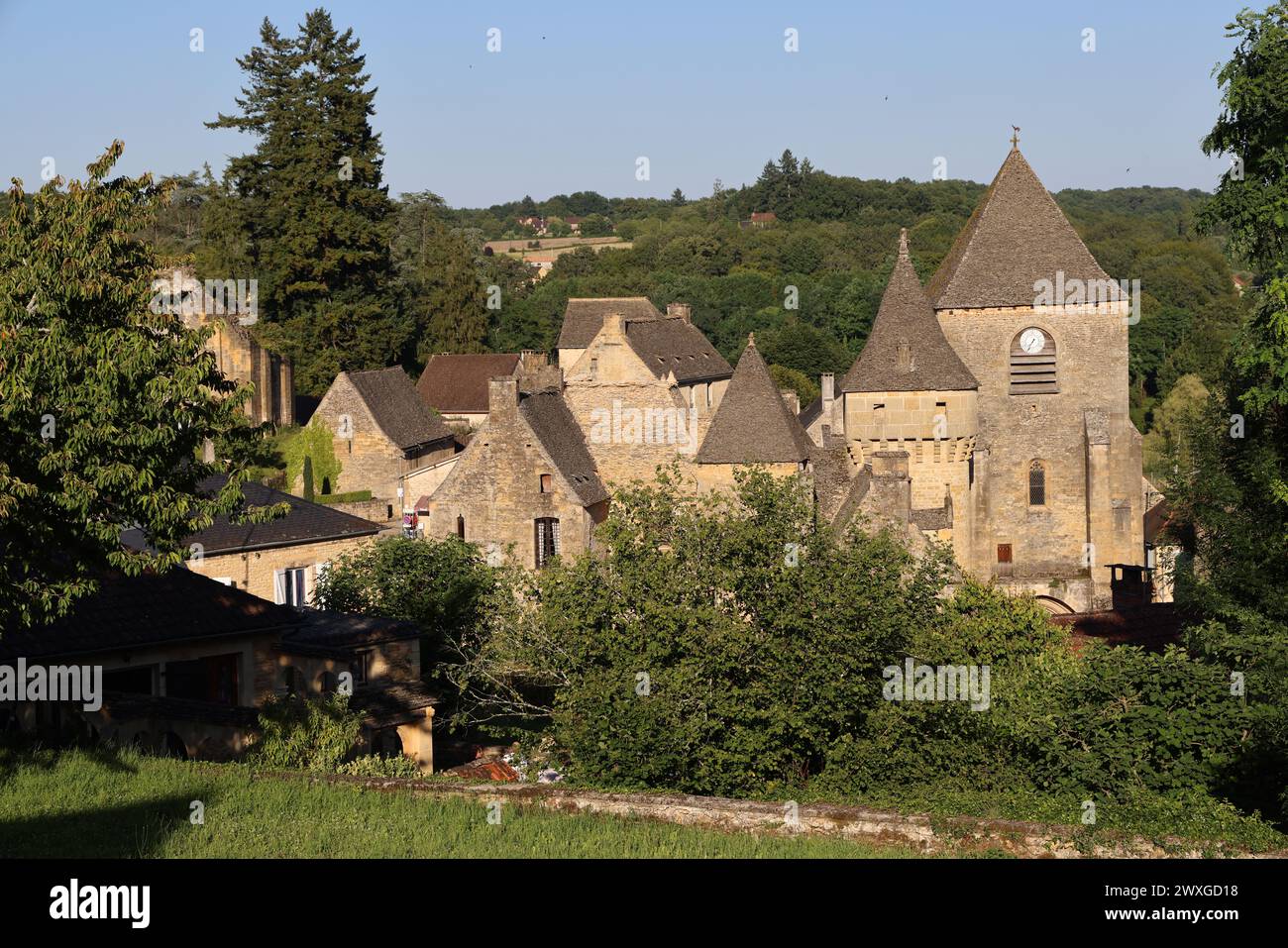 Saint-Geniès ist eines der schönsten Dörfer im Périgord Noir, auf halbem Weg zwischen Sarlat und Montignac-Lascaux. Sein Charme liegt in seinem ockerfarbenen Stein h Stockfoto