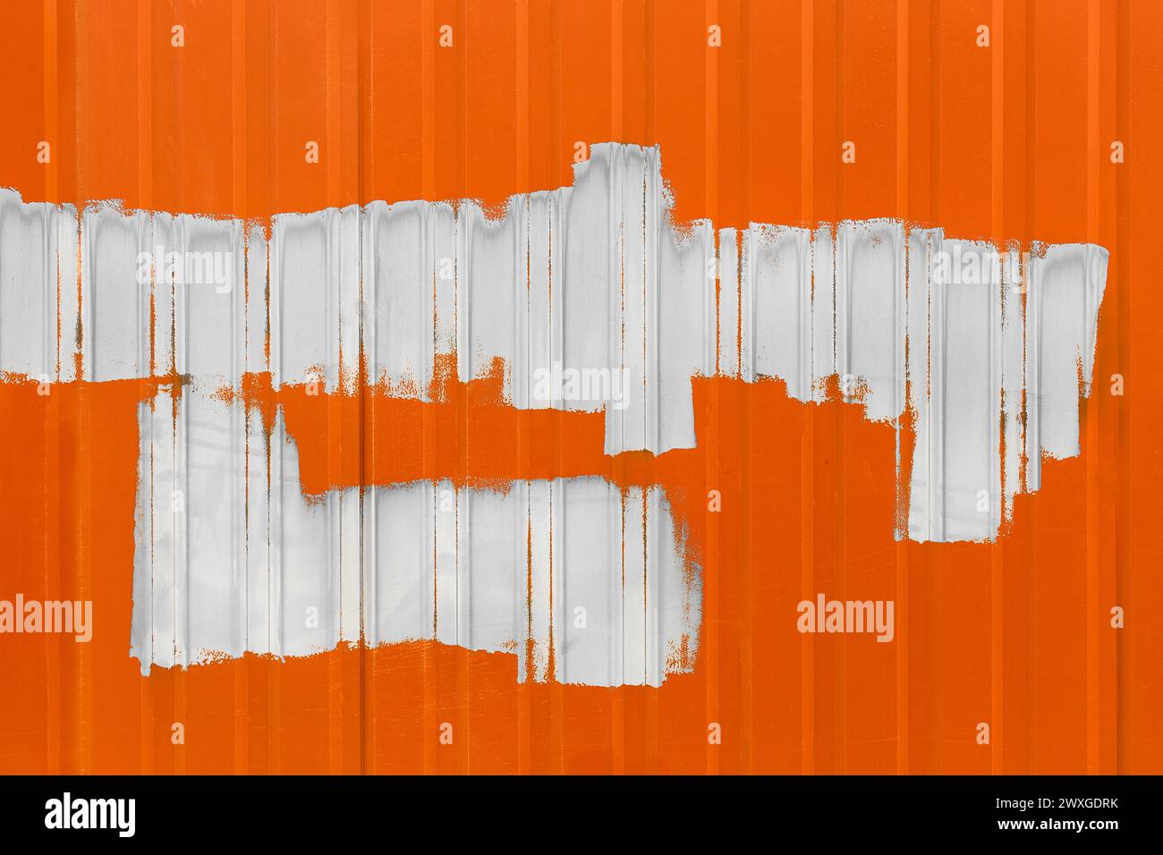 Weiße Farbe abstraktes Muster Pinselstrich auf Metall orange Zaun Leerraum Design Text Hintergrund leer. Stockfoto