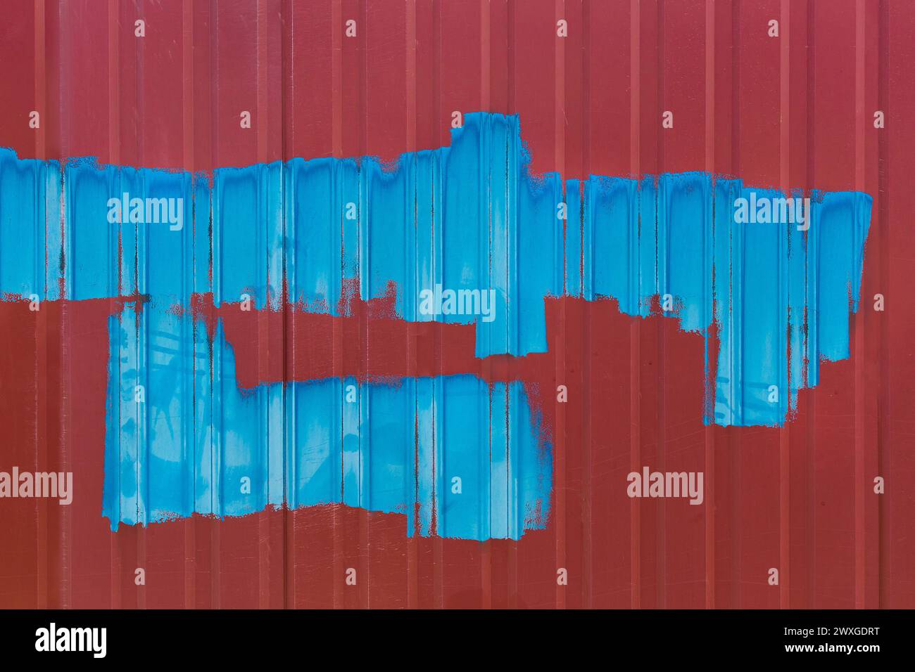 Blaue Farbe abstraktes Muster Pinselstrich Metall roter Zaun Leerraum Design Text Hintergrund Leere Probe. Stockfoto