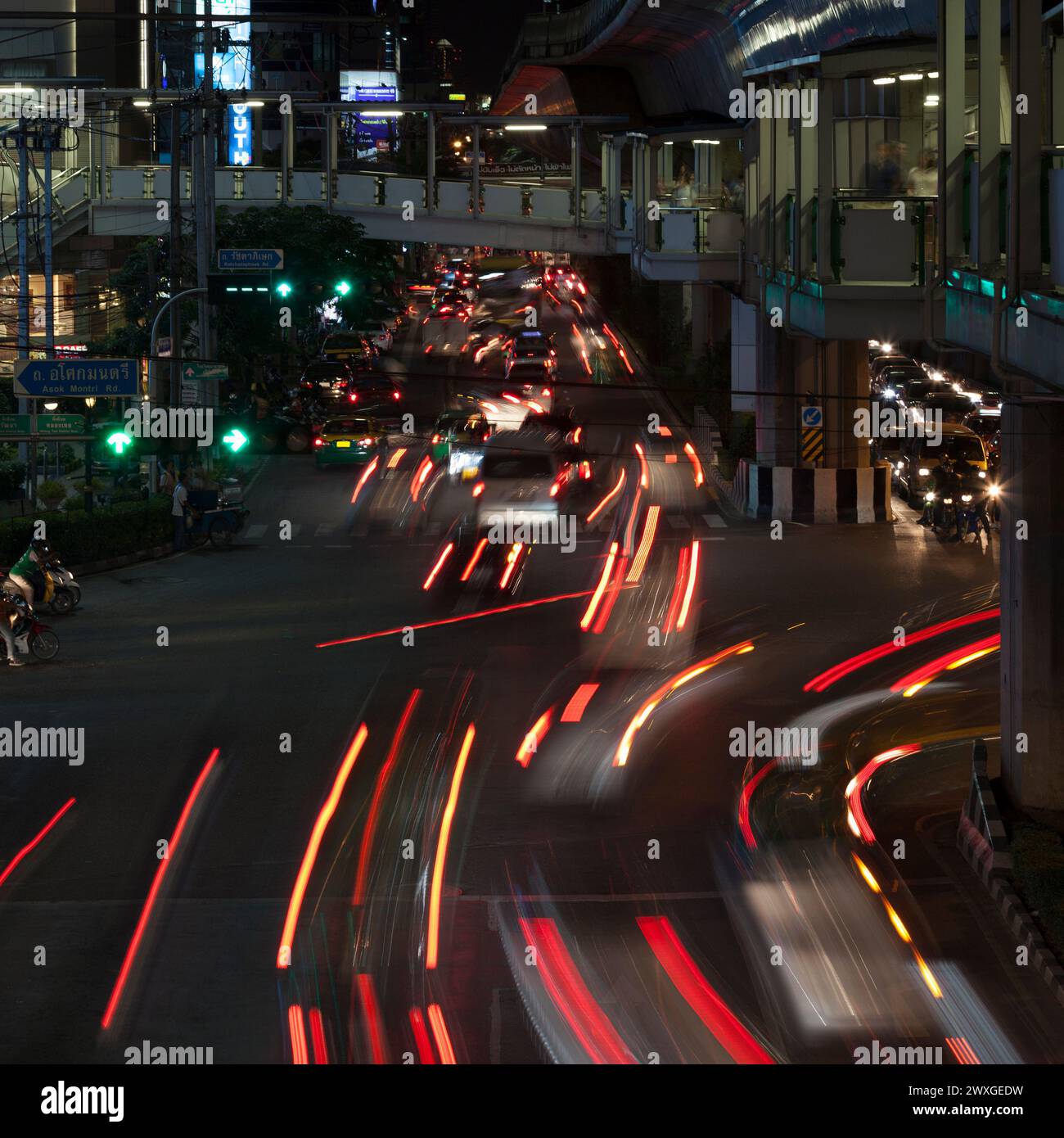 Bangkok, Thailand - 17. September 2013: Kreuzung von Sukhumvit Rd und Asoke Montri Rd bei Nacht. Stockfoto