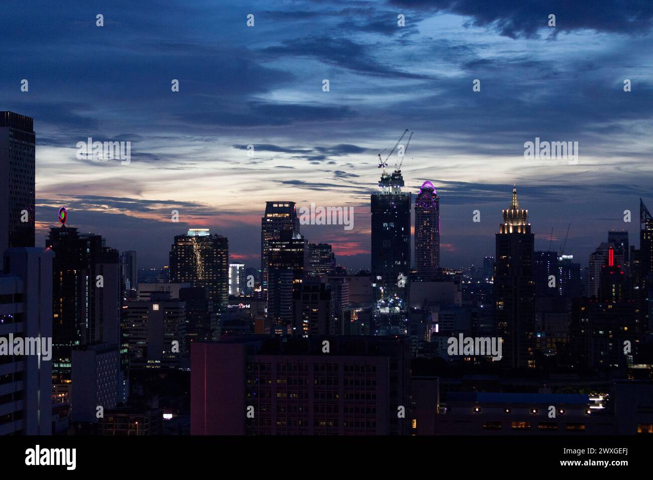 Bangkok, Thailand - 17. September 2018: Aus der Vogelperspektive auf das Centara Grand in CentralWorld, die Büros in CentralWorld und andere Wolkenkratzer in der Abenddämmerung Stockfoto